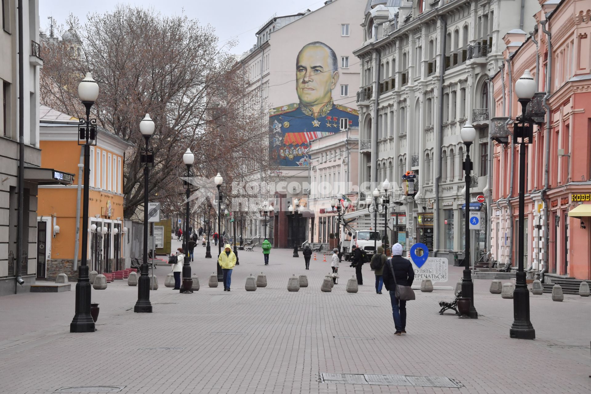 Москва.   Одинокие прохожие на Старом Арбате.