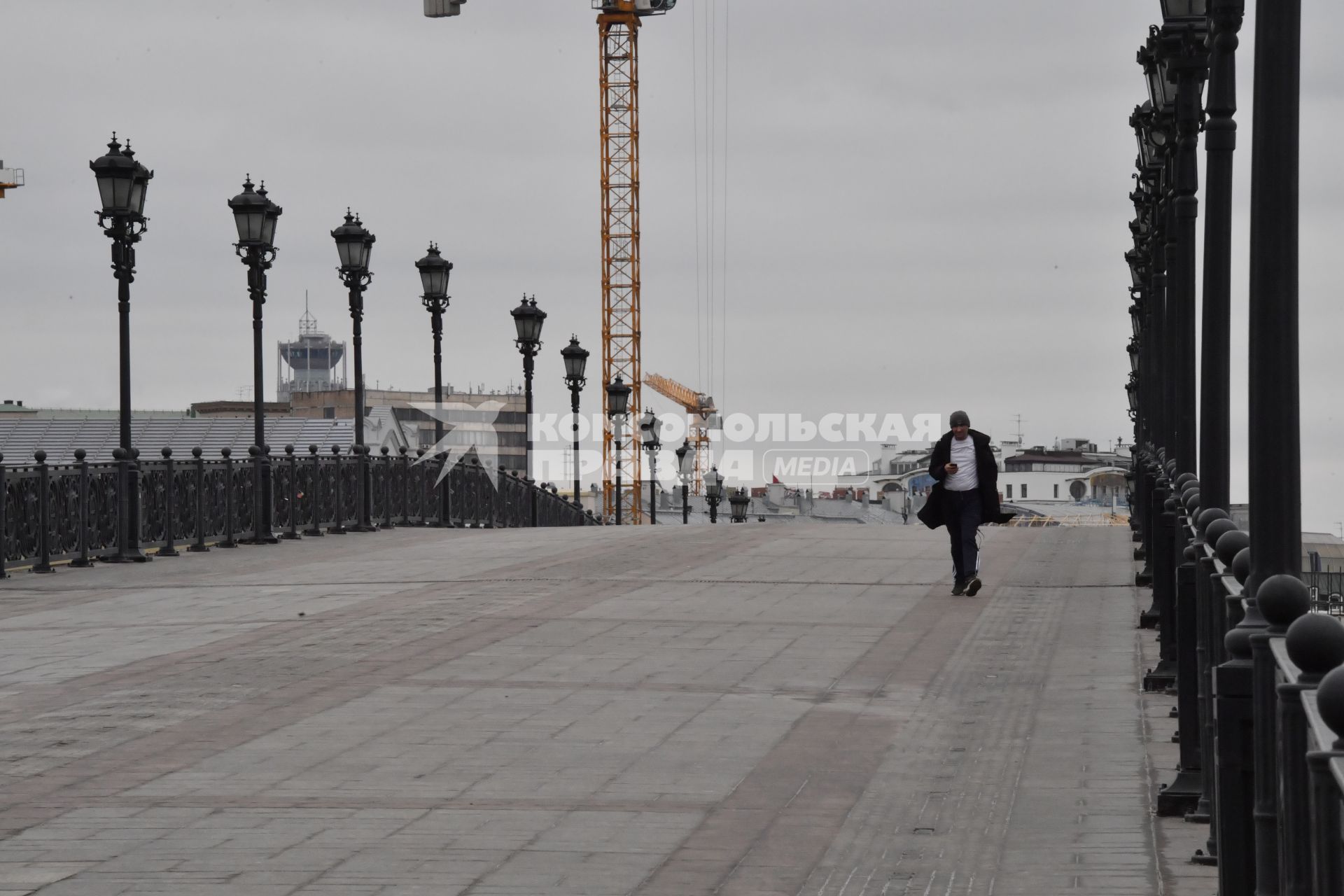 Москва.   Одинокий прохожий на Патриаршем мосту.