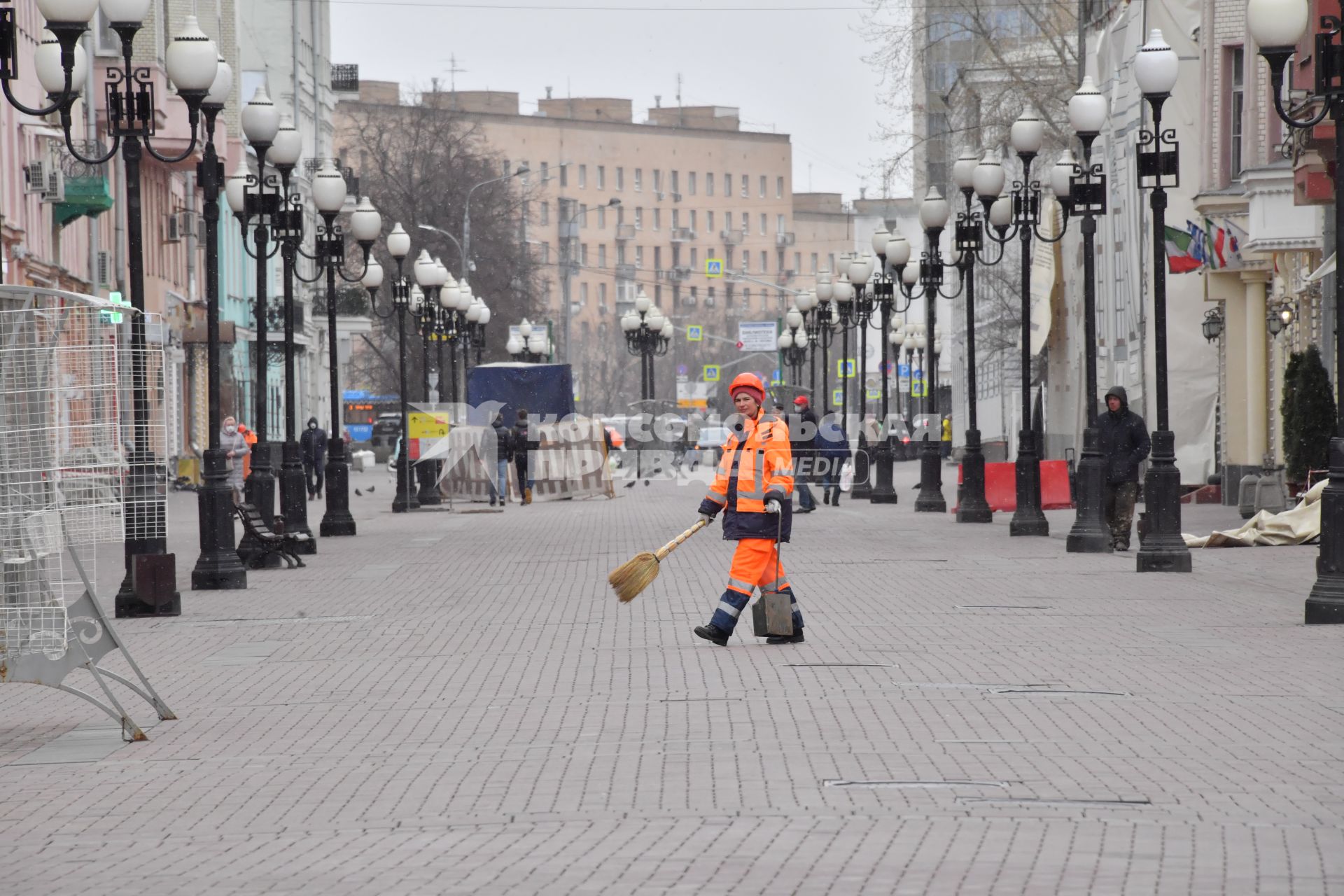 Москва.   Сотрудник коммунальных служб  на Старом Арбате.