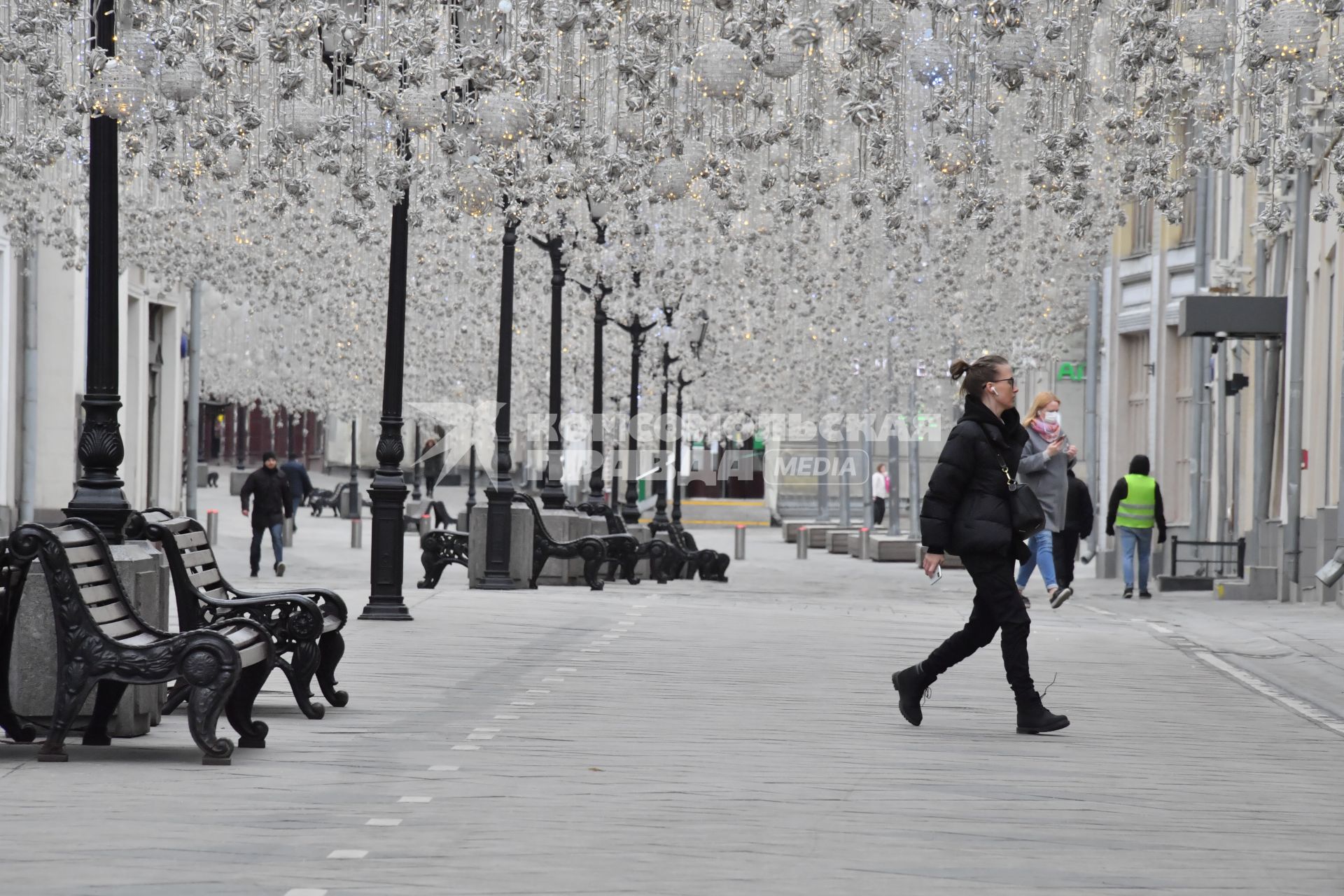 Москва.  Редкие прохожие на Никольской улице.