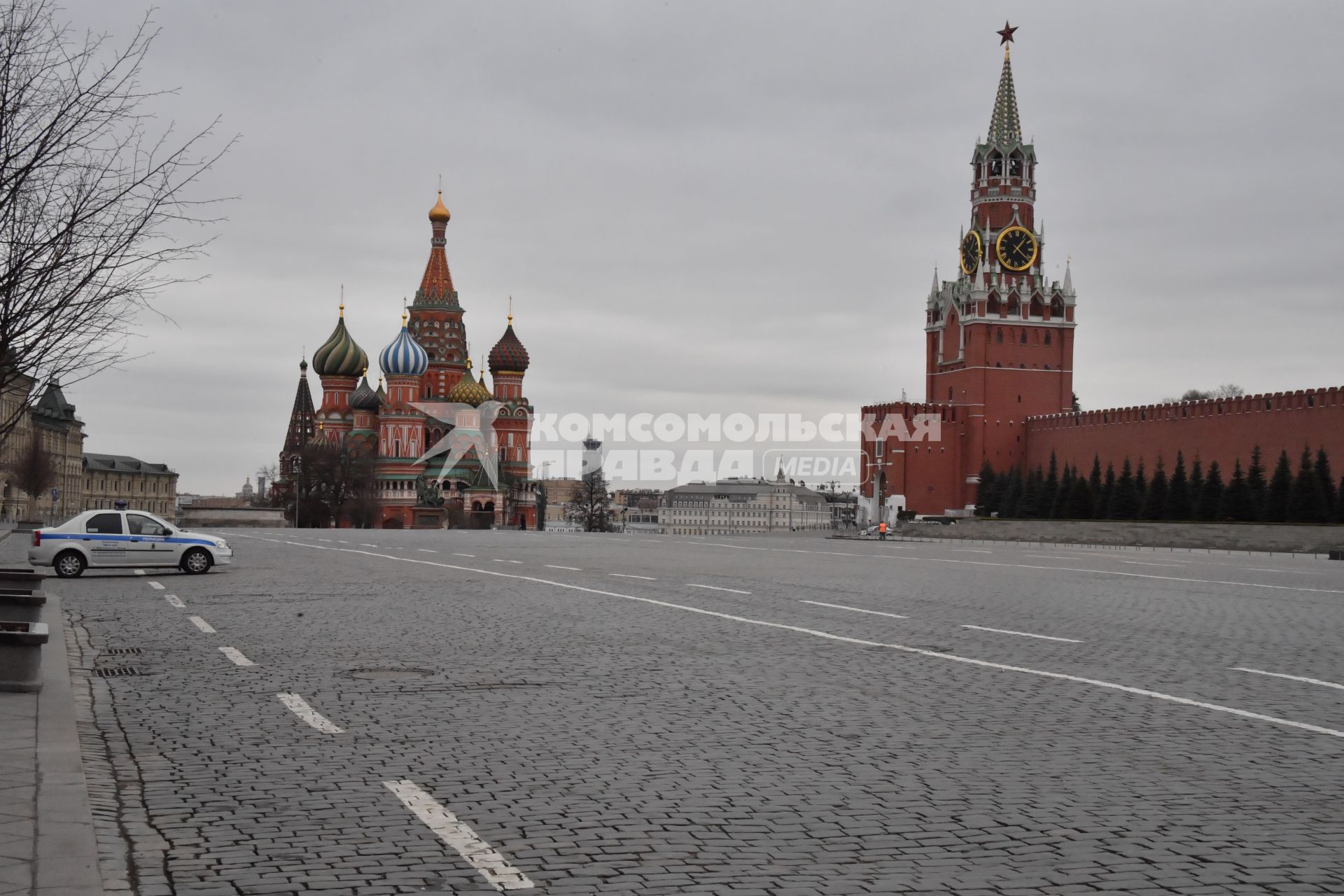 Москва.  Опустевшая Красная площадь.