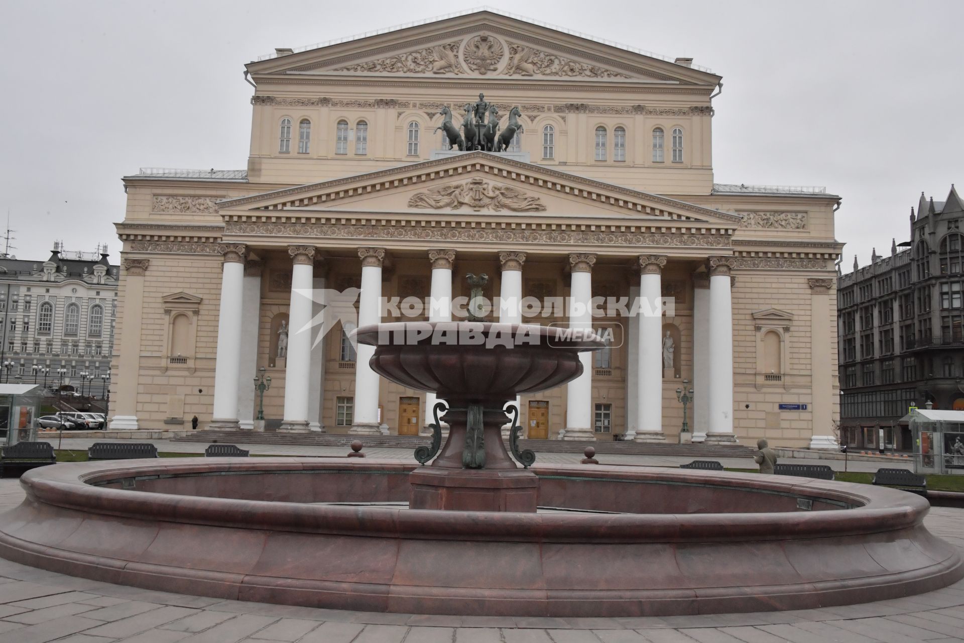 Москва.   Вид на Большой театр.