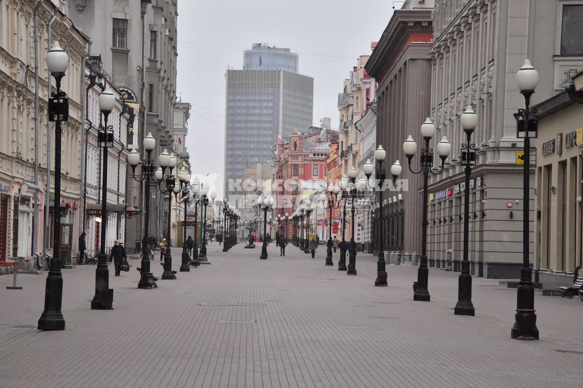 Москва.   Одинокие прохожие на Старом Арбате.