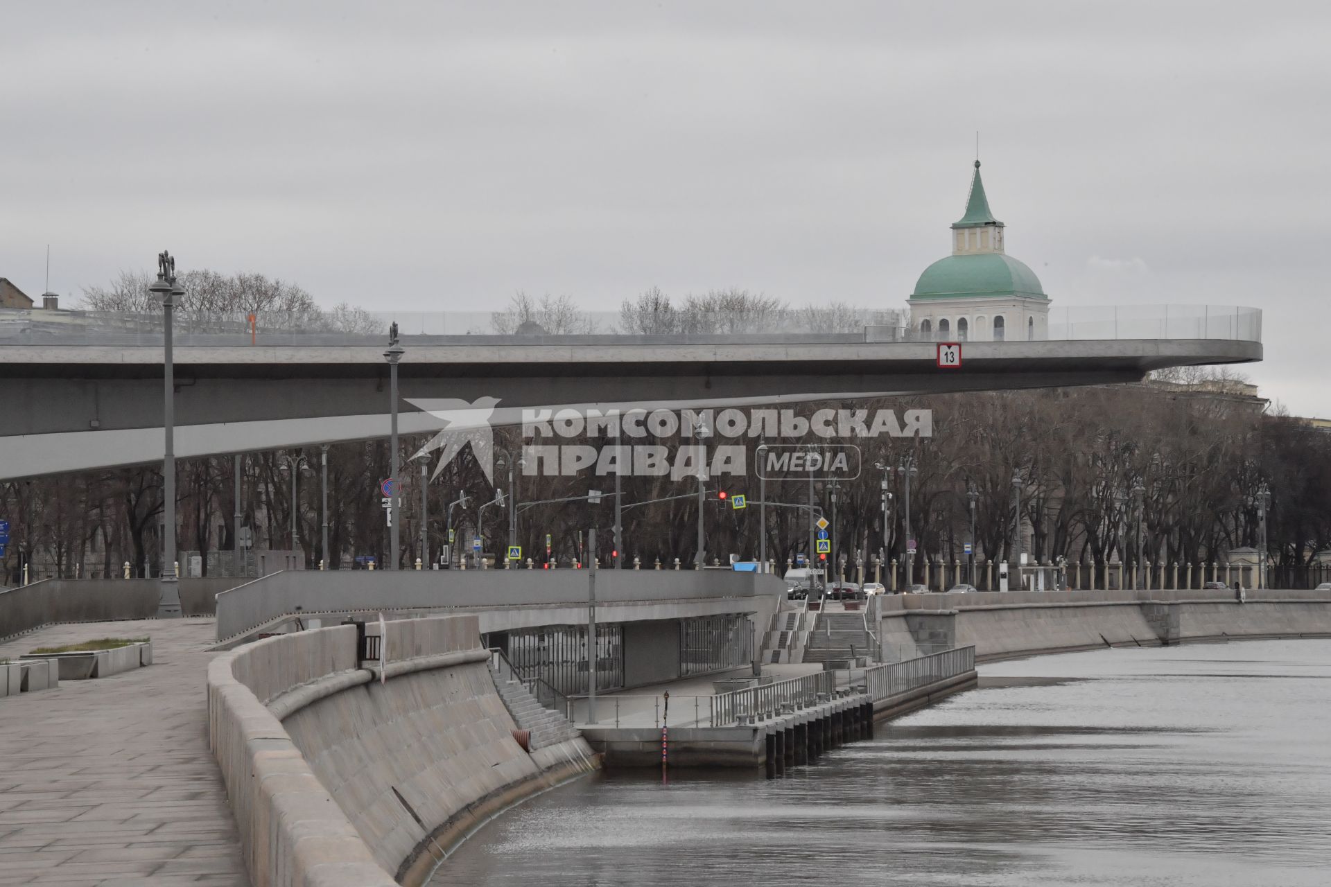 Москва.   На Парящем мосту парка Зарядье никого нет.