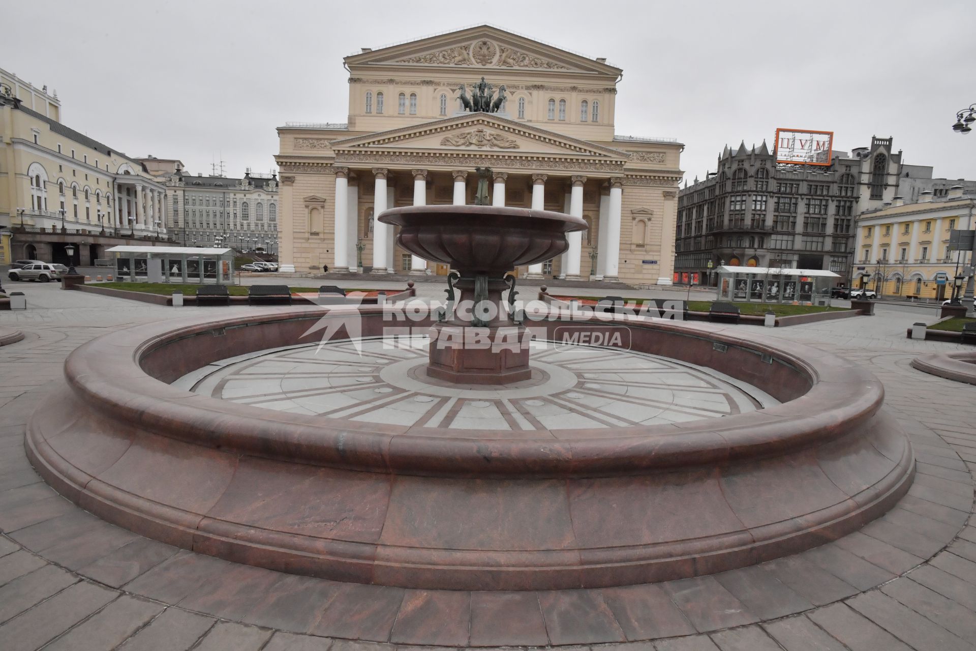 Москва.   Вид на Большой театр.