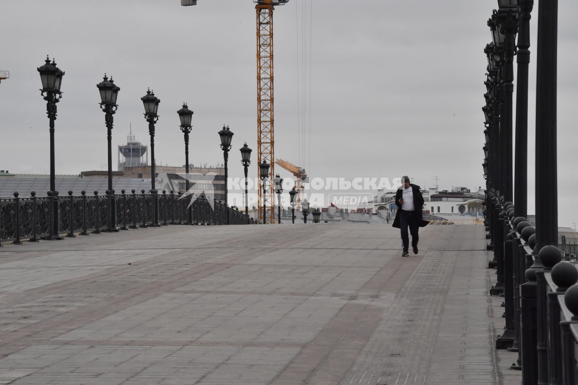 Москва.   Одинокий прохожий на Патриаршем мосту.