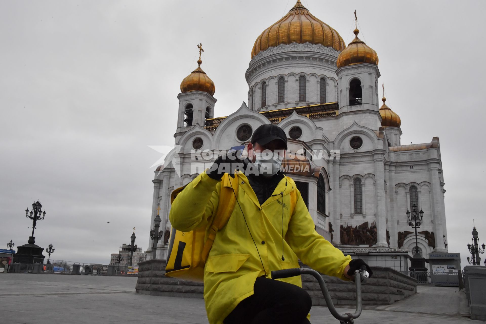 Москва.   Сотрудник сервиса по доставке еды `Яндекс Еда` у Храма Христа Спасителя.