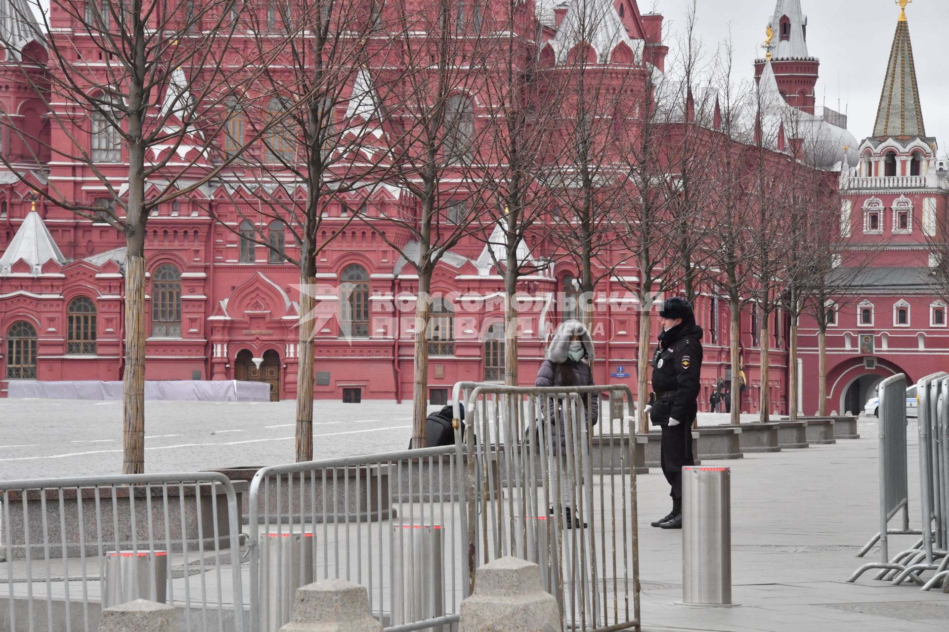 Москва.   Полицейский на Красной площади разговаривает с женщиной.