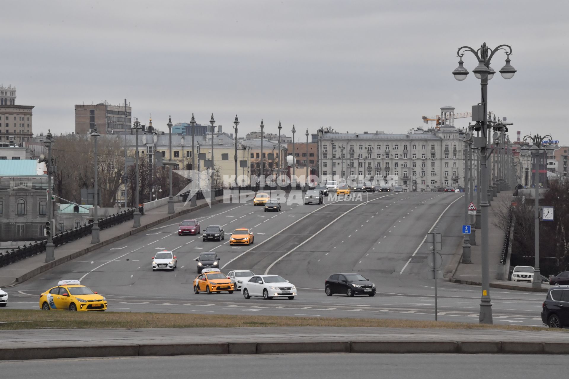 Москва.   Вид на Большой Каменный мост.