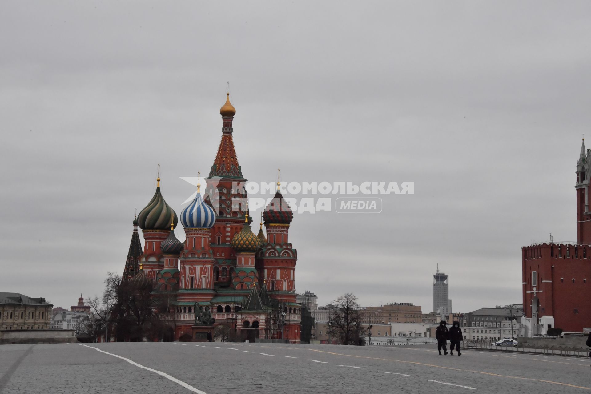 Москва.  На Красной площади только сотрудники полиции.