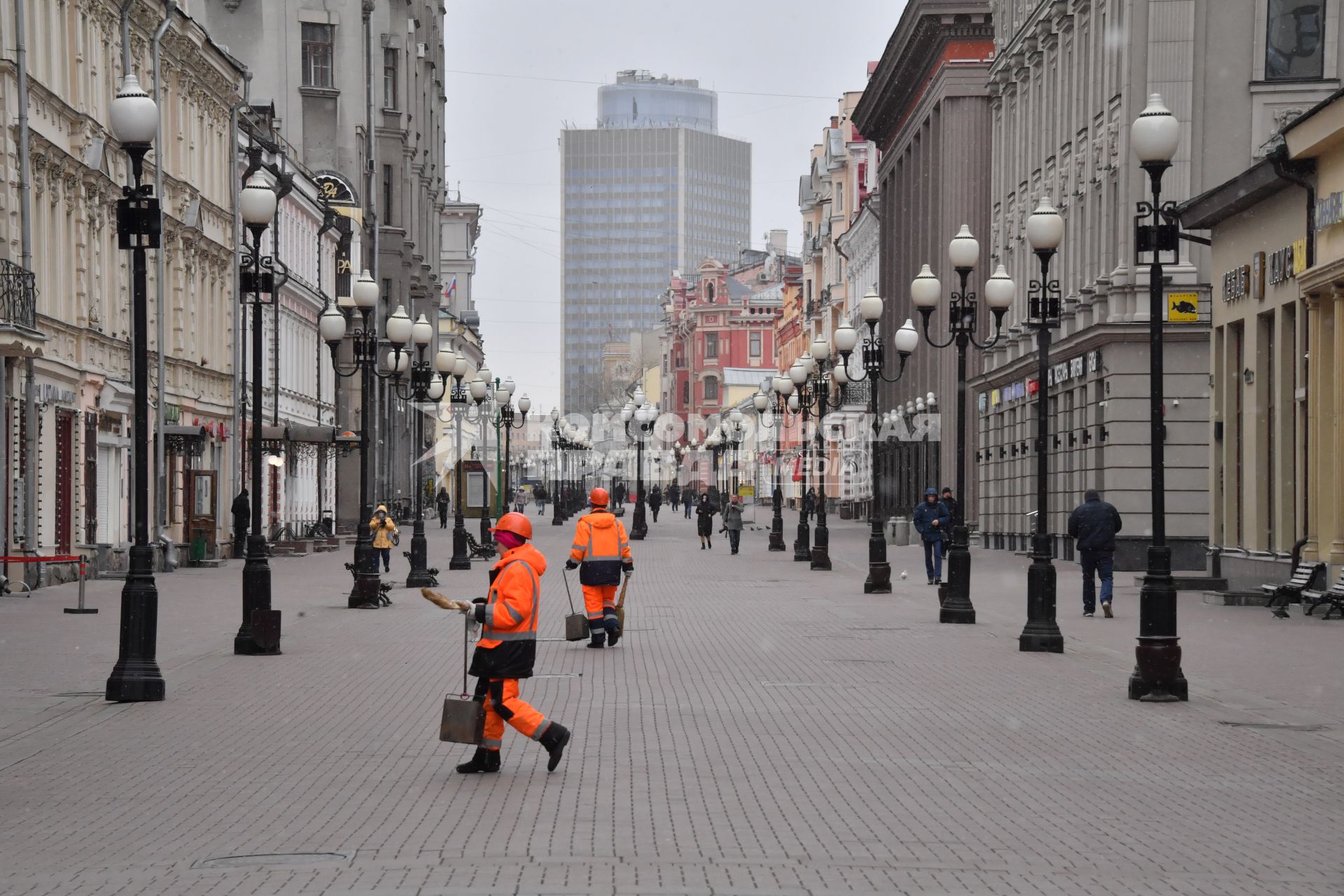 Москва.   Одинокие прохожие на Старом Арбате.