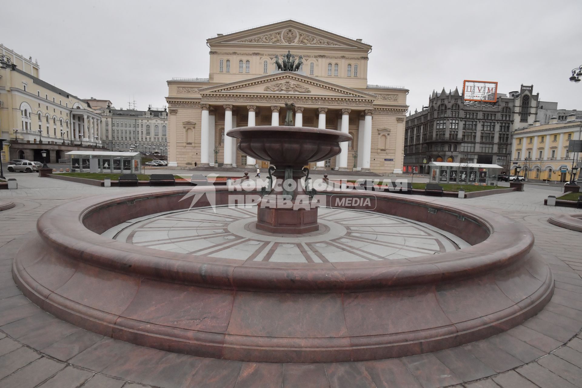 Москва.   Вид на Большой театр.