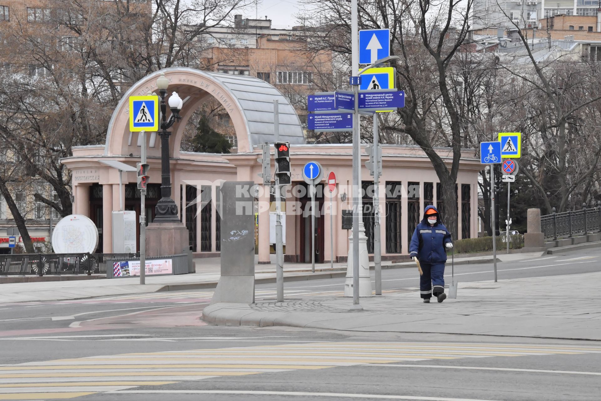 Москва.   Сотрудник коммунальных служб у метро Кропоткинская.