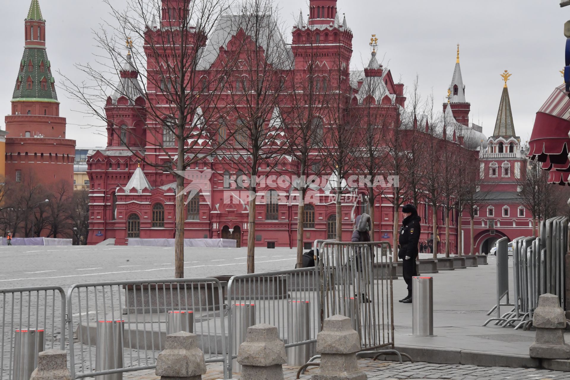 Москва.   Полицейский на Красной площади разговаривает с женщиной.