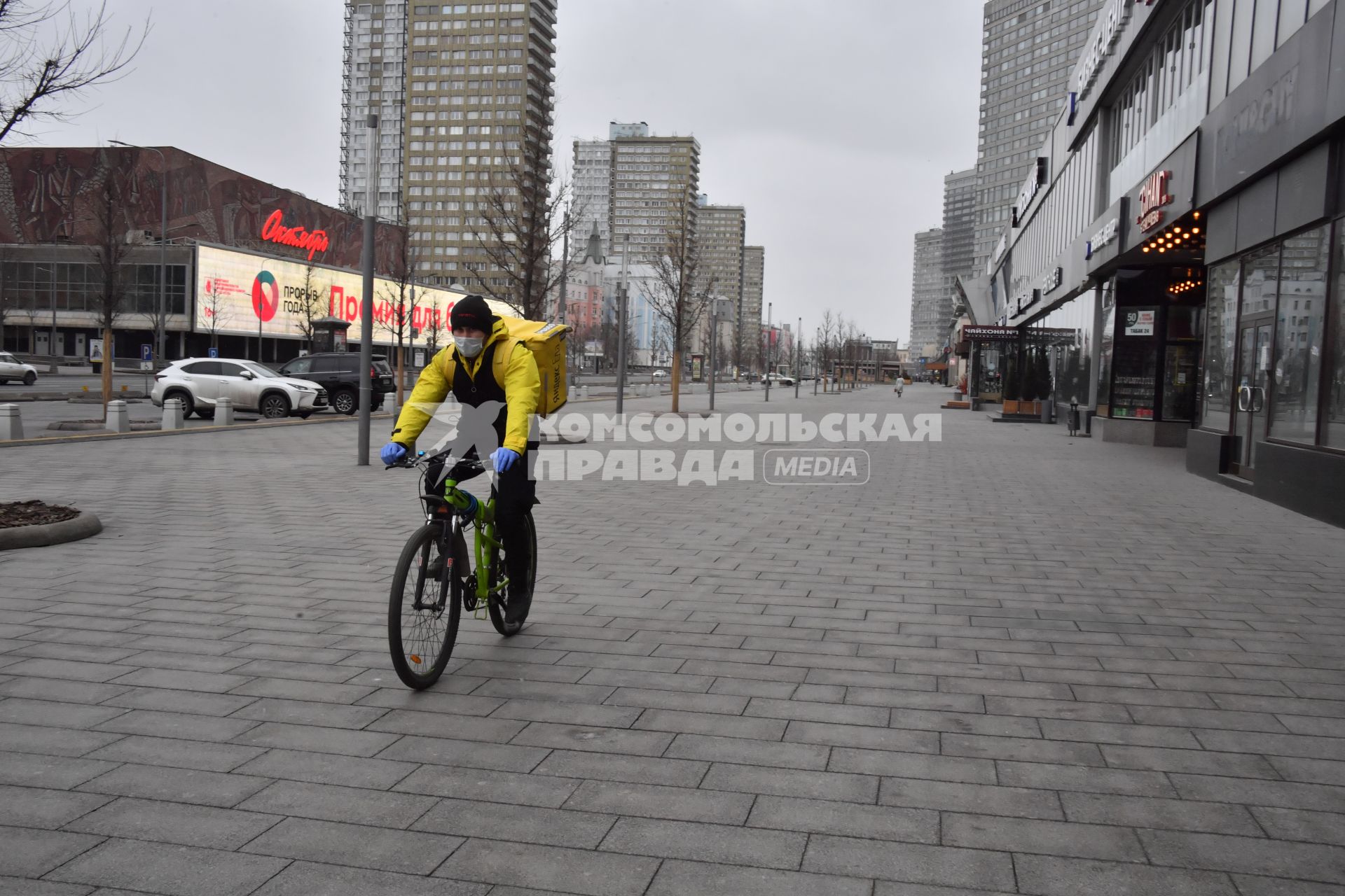 Москва.   Сотрудник сервиса по доставке еды `Яндекс Еда` на Новом Арбате.