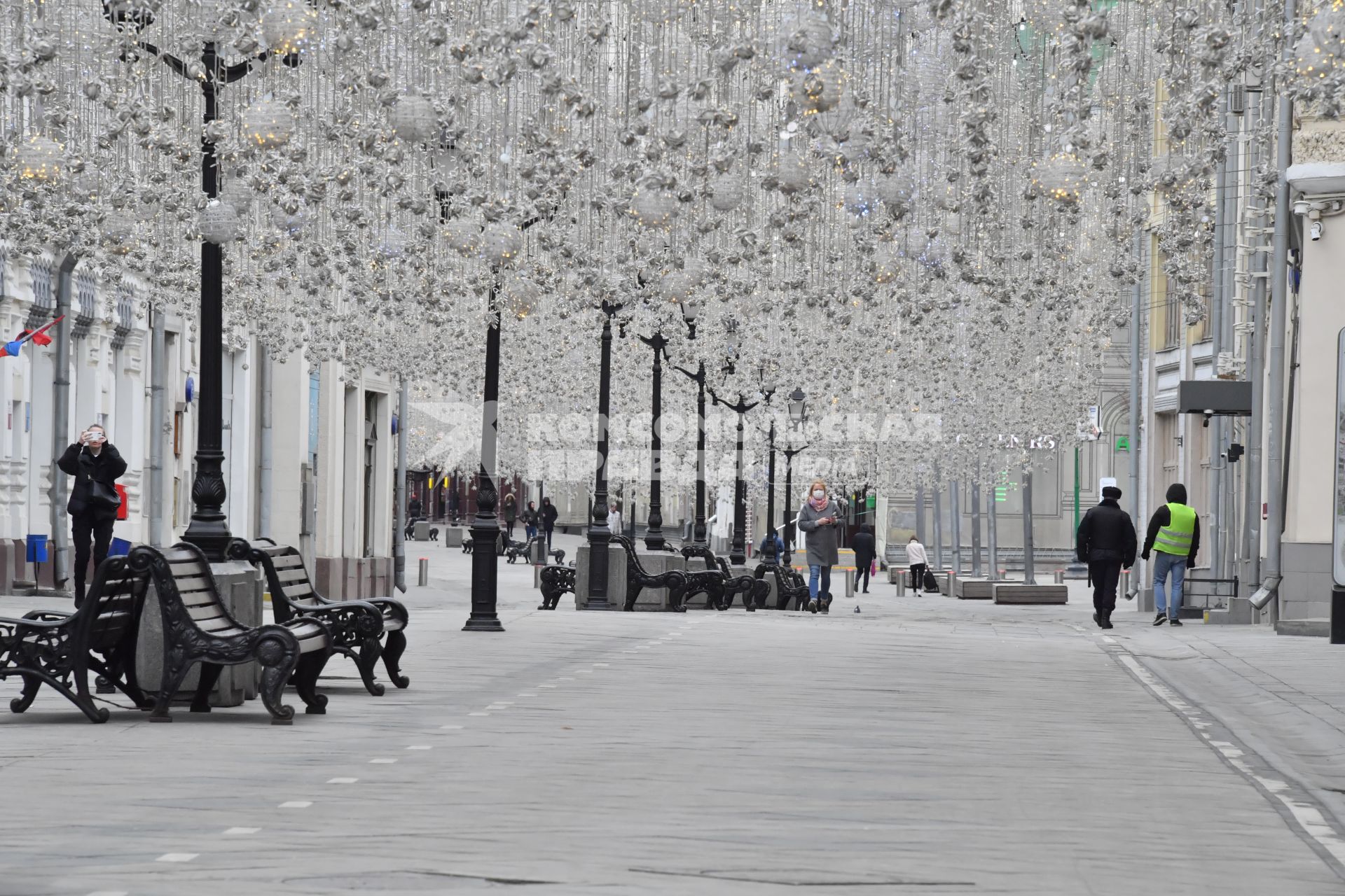 Москва.  Редкие прохожие на Никольской улице.