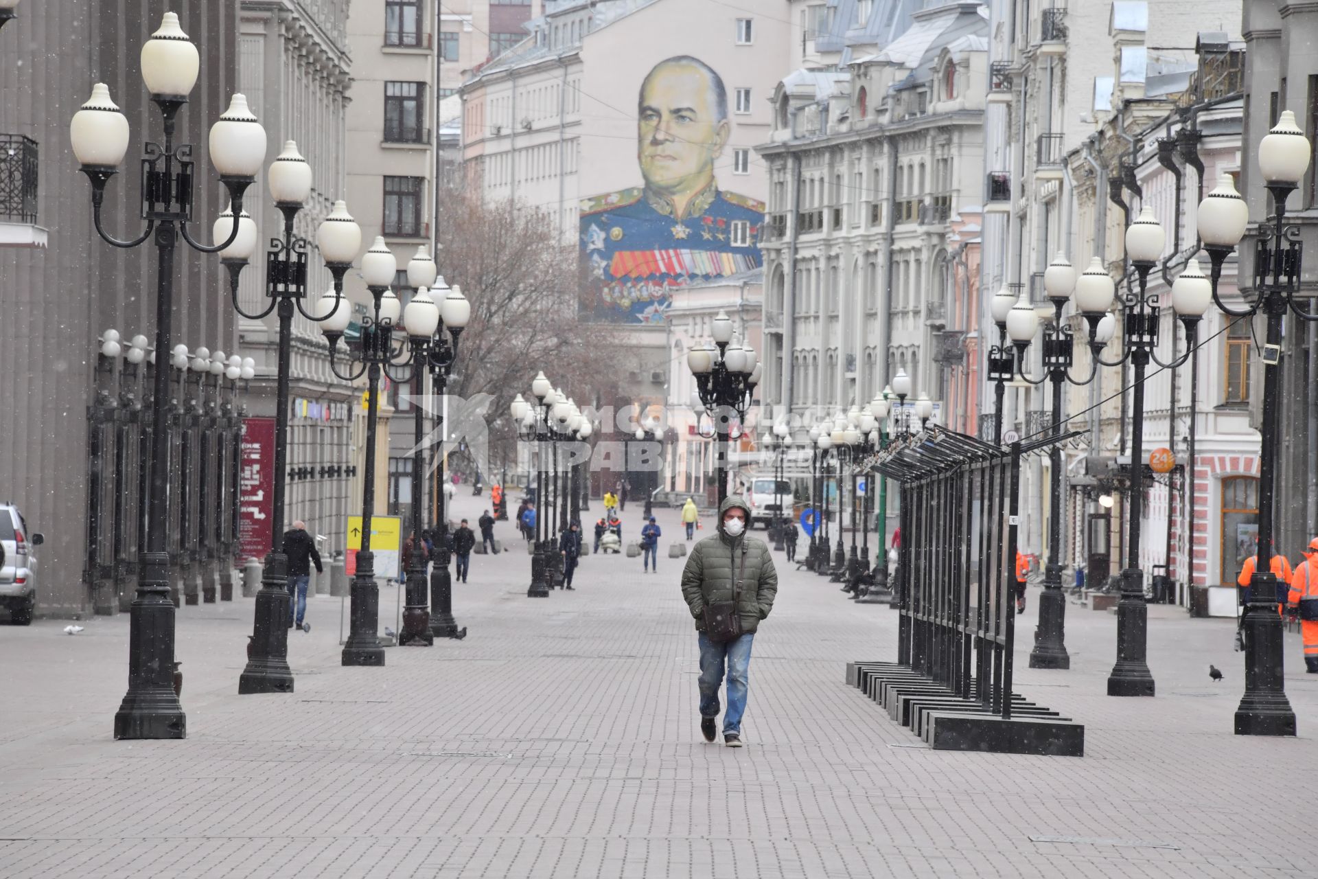 Москва.   Прохожий в медицинской маске  на Старом Арбате.