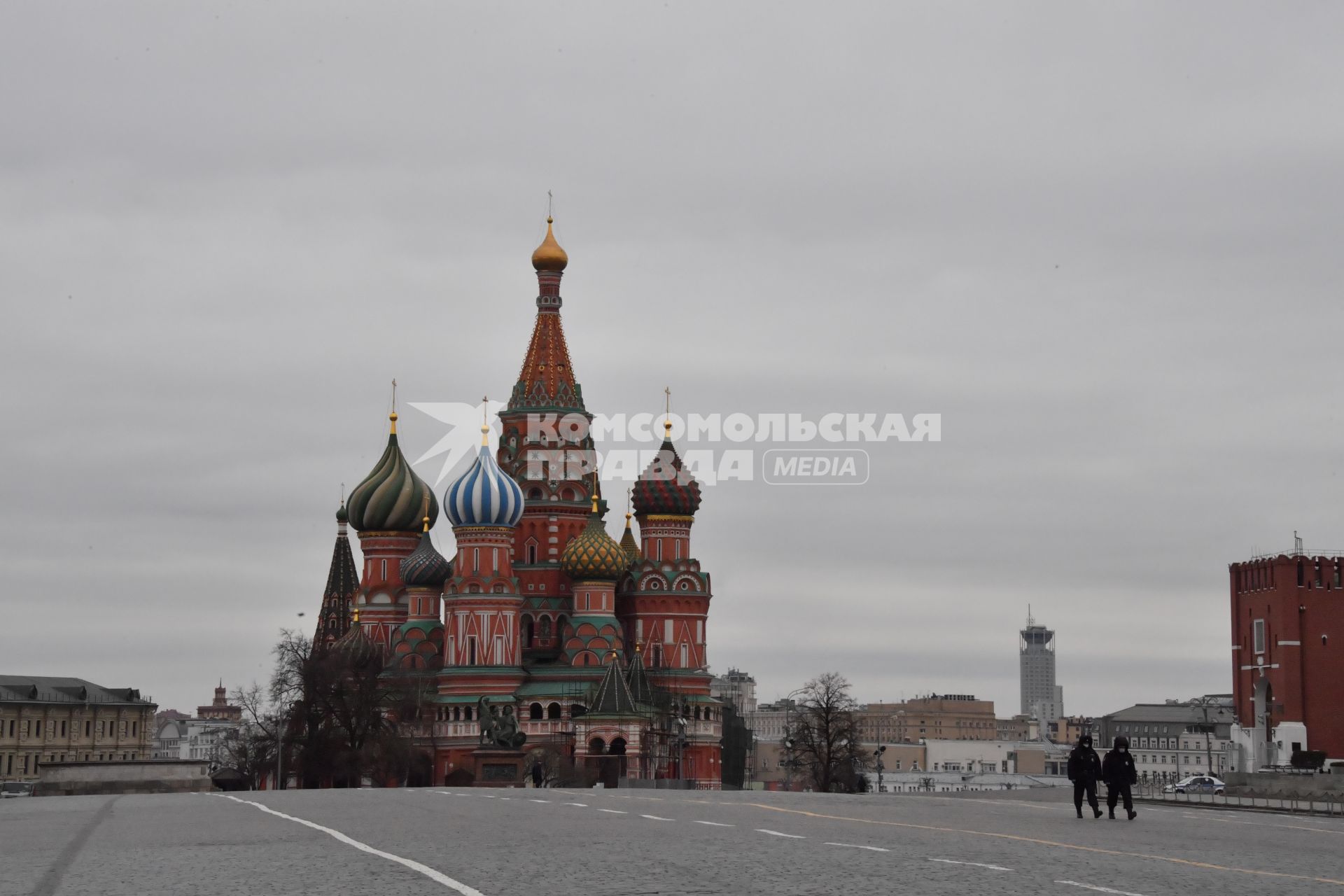 Москва.  На Красной площади только сотрудники полиции.