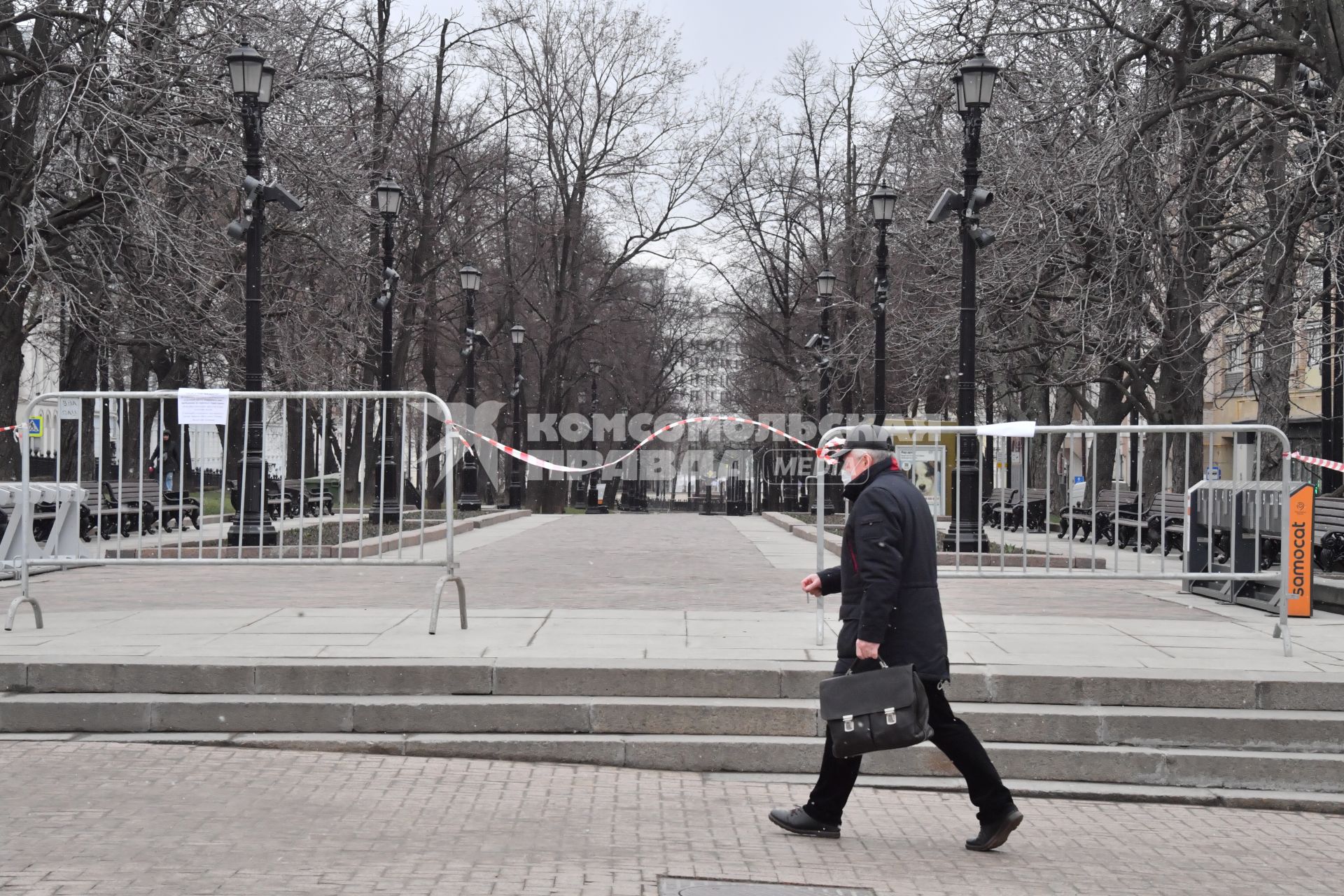 Москва.   Мужчина у закрытого входа на бульвар.