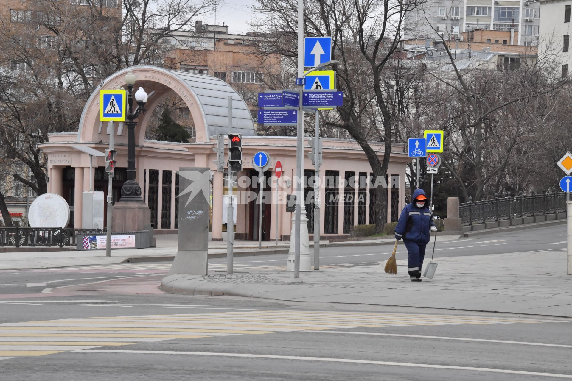 Москва.   Сотрудник коммунальных служб у метро Кропоткинская.