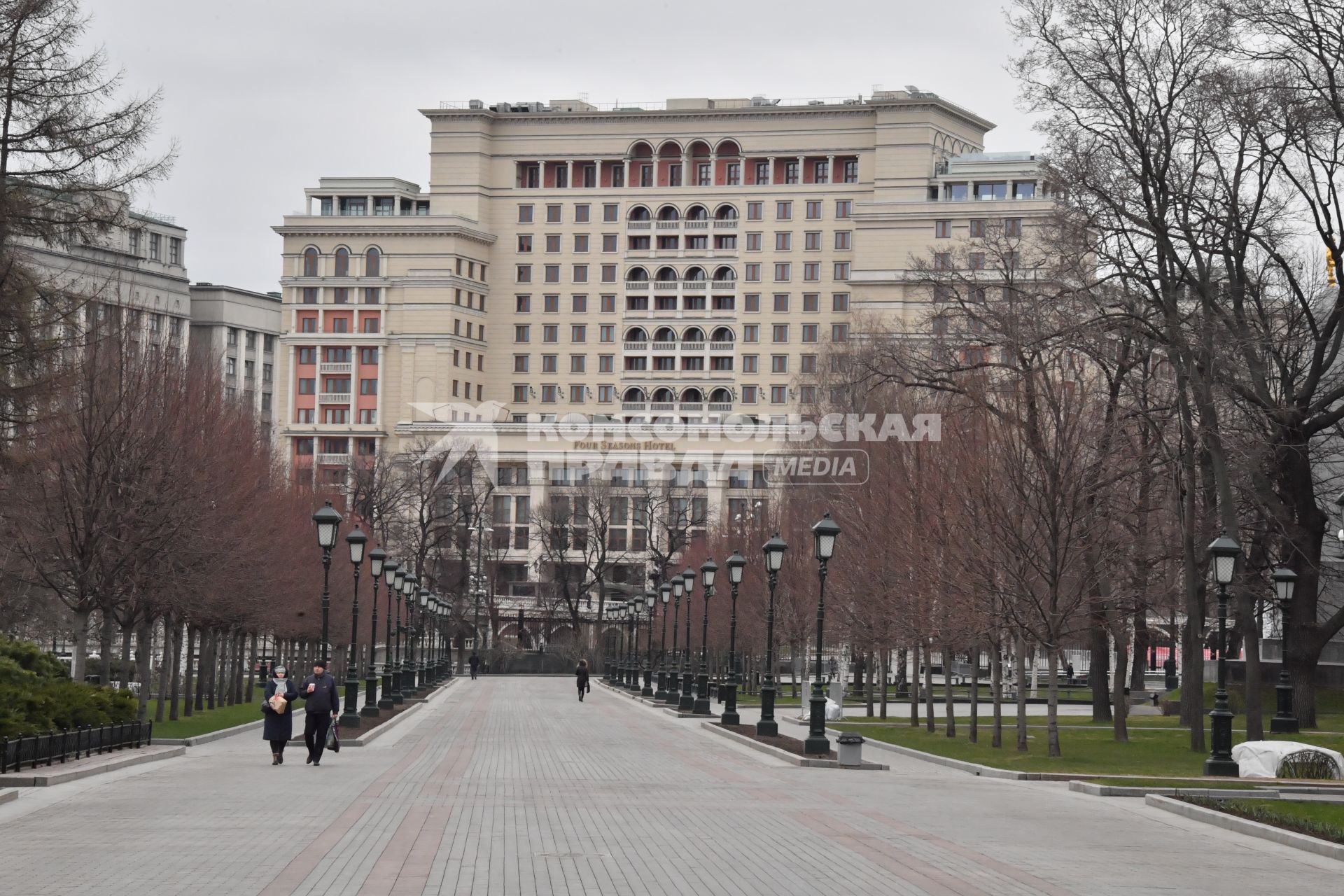 Москва.   Редкие прохожие в Александровском саду.