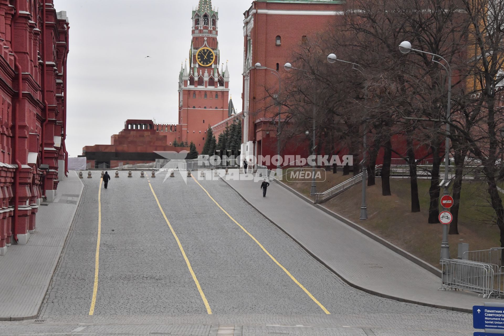 Москва.   Одиночные прохожие в Кремлевском проезде.