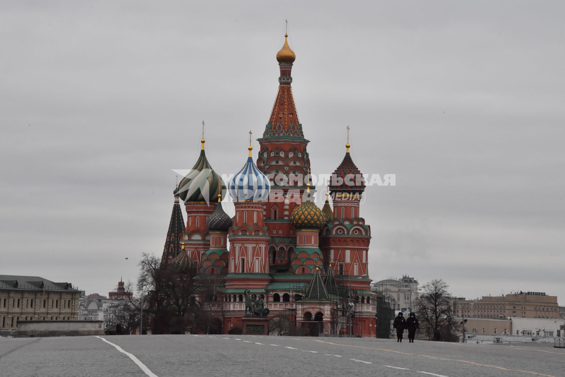 Москва.  На Красной площади только сотрудники полиции.