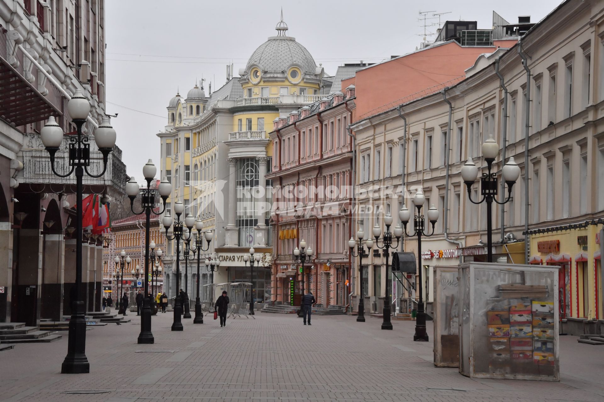 Москва.   Одинокие прохожие на Старом Арбате.