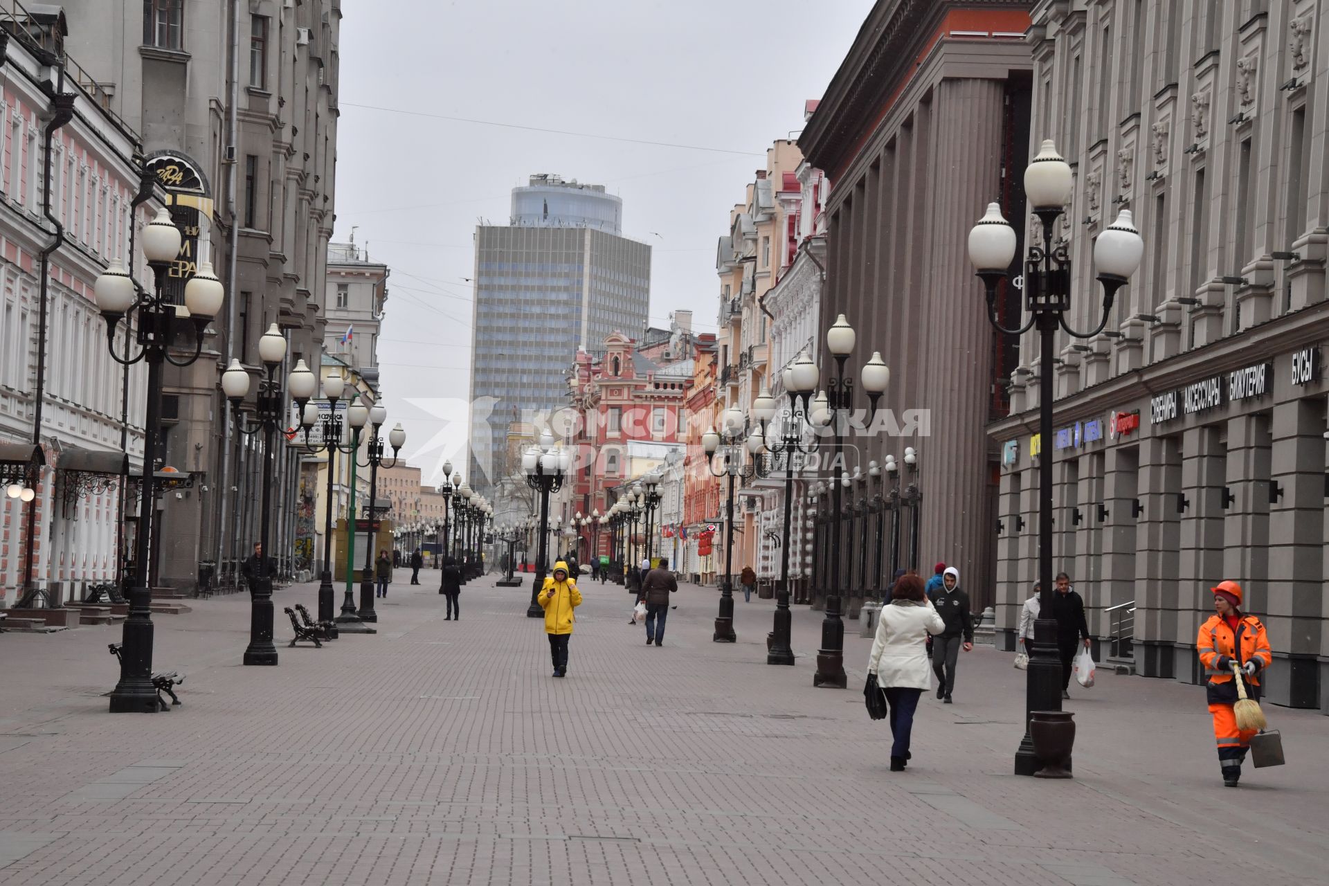 Москва.   Одинокие прохожие на Старом Арбате.