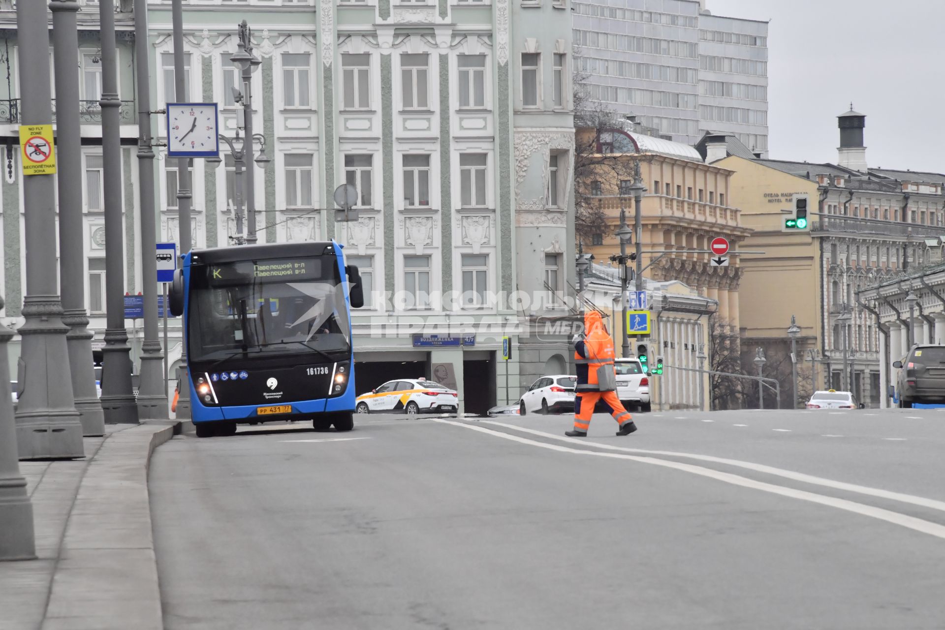 Москва.   Сотрудник коммунальных служб на Воздвиженке.