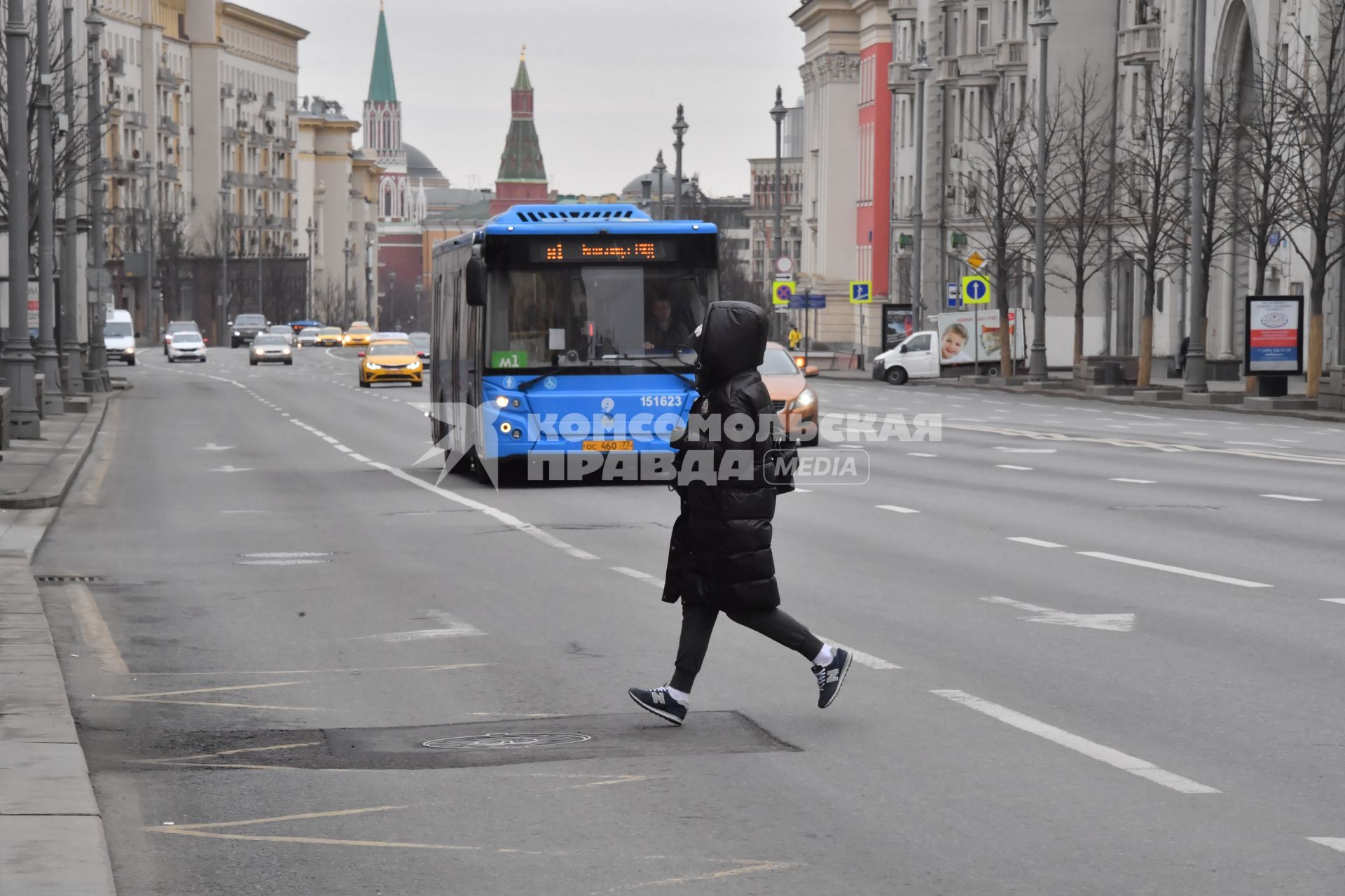 Москва.  Девушка переходит Тверскую улицу.