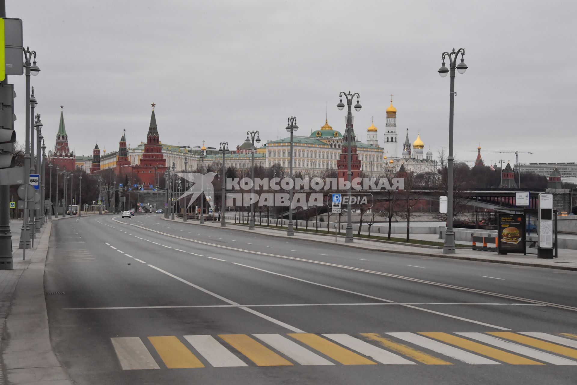 Москва.   Вид на Кремль и опустевшую Пречистенскую набережную.