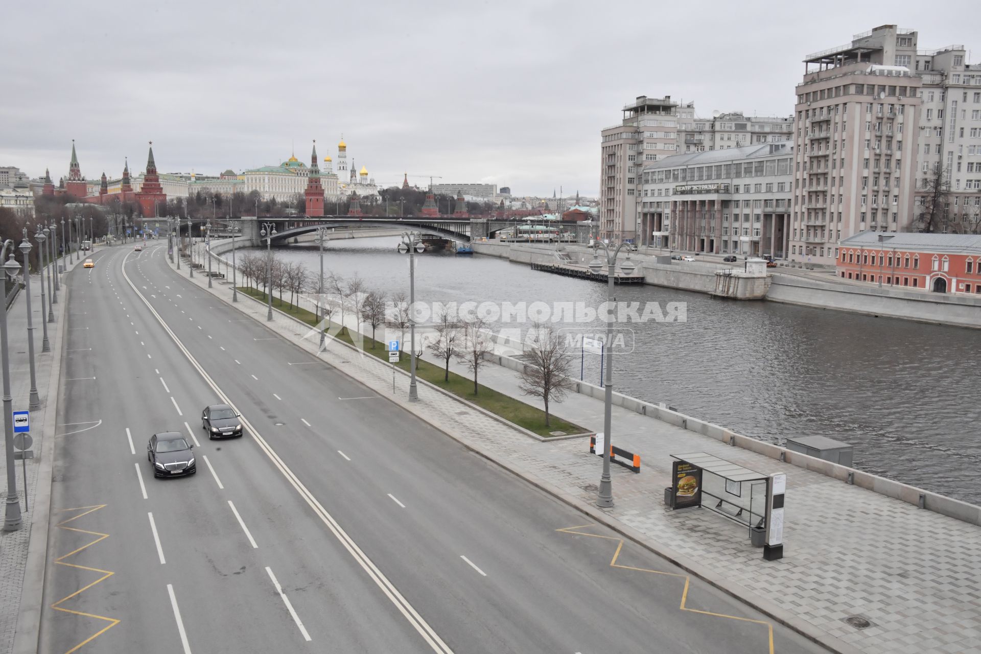 Москва.   Вид на Пречистенскую набережную и Дом на набережной.