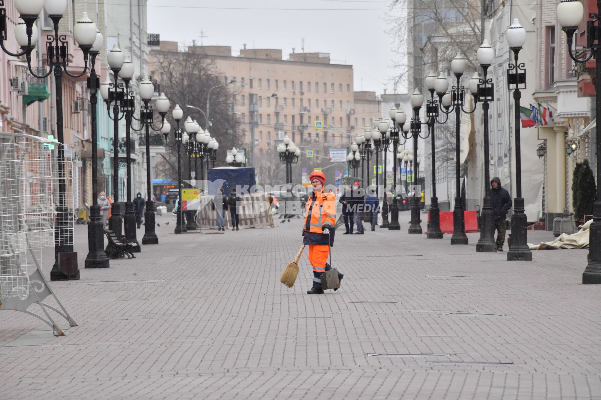 Москва.   Сотрудник коммунальных служб  на Старом Арбате.