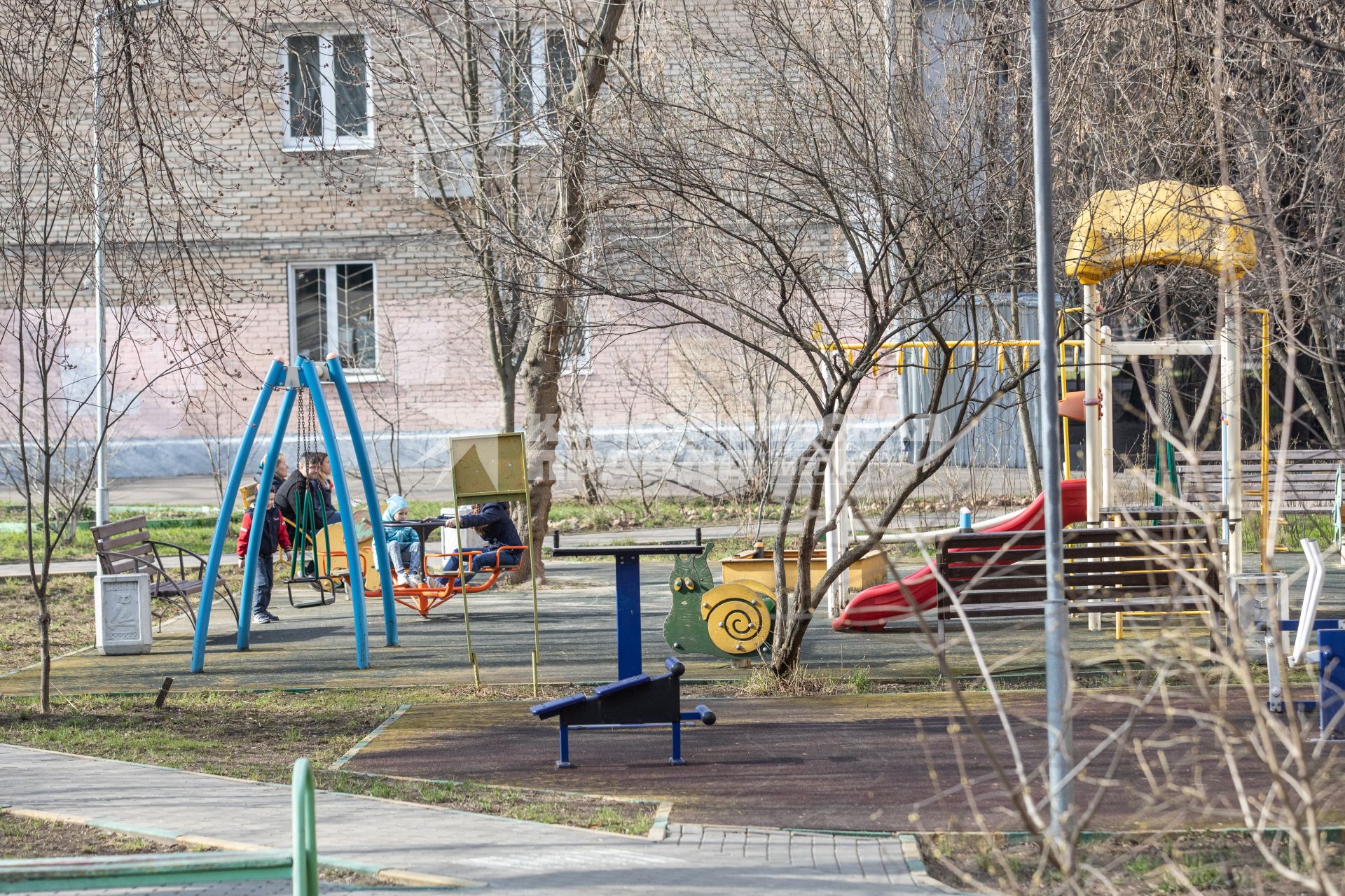 Москва.   Дети  на  детской площадке во дворе дома.