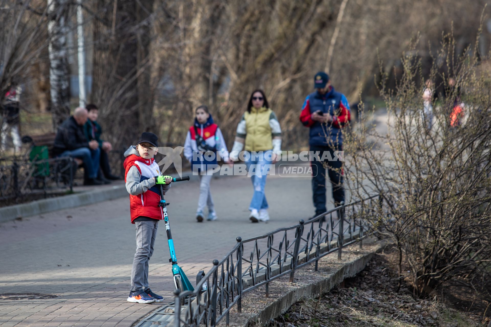 Москва.   Горожане гуляют в парке.