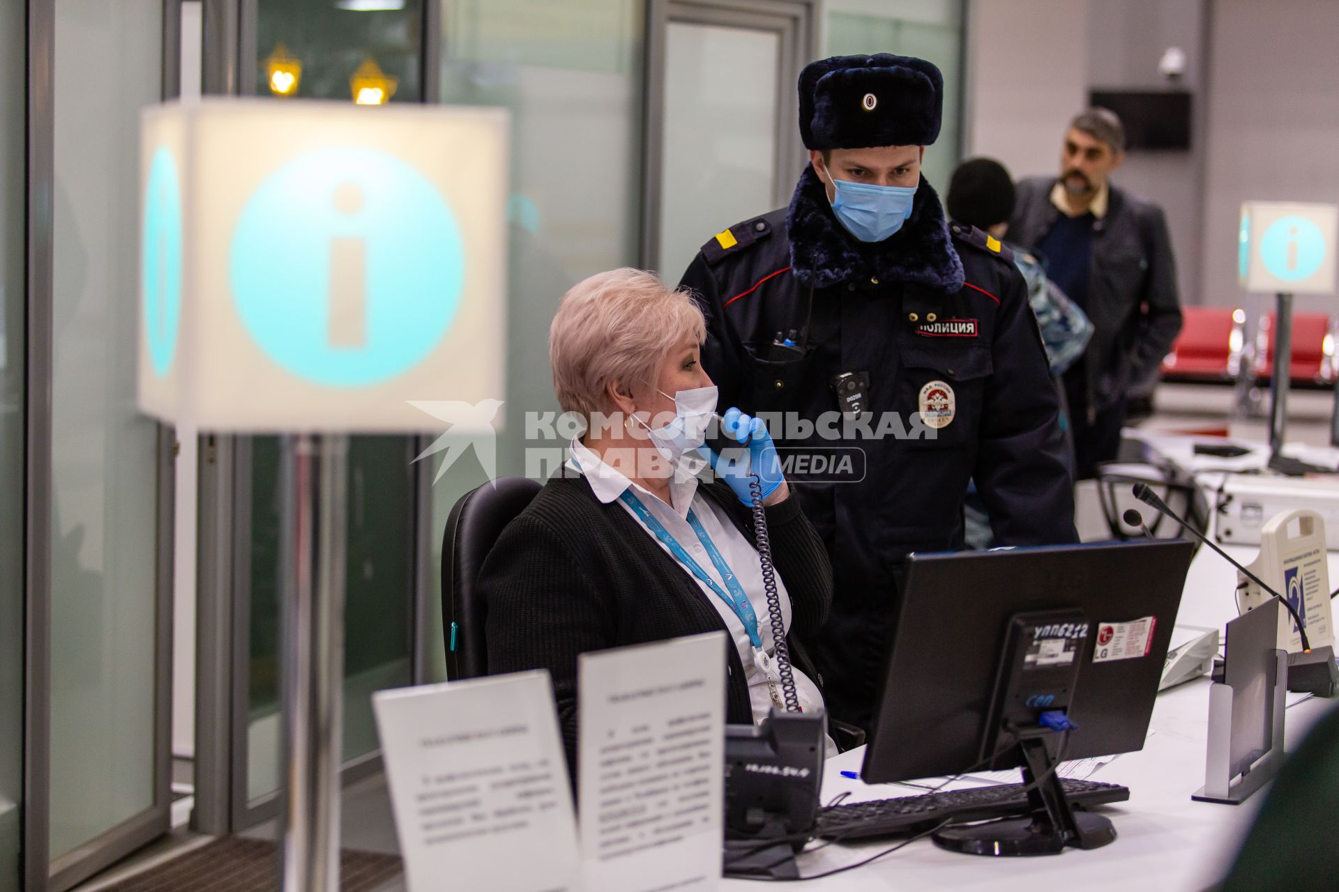 Челябинск. Сотрудники в  аэропорту Челябинск (Баландино) имени И.В. Курчатова во время эпидемии коронавируса.