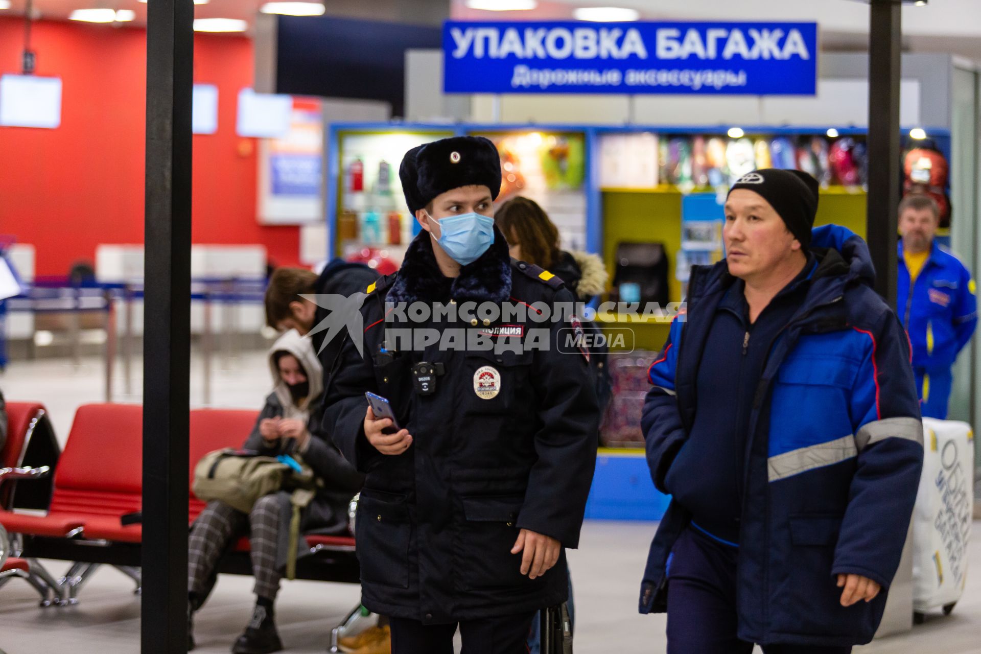 Челябинск. Сотрудник полиции  в  аэропорту Челябинск (Баландино) имени И.В. Курчатова во время эпидемии коронавируса.