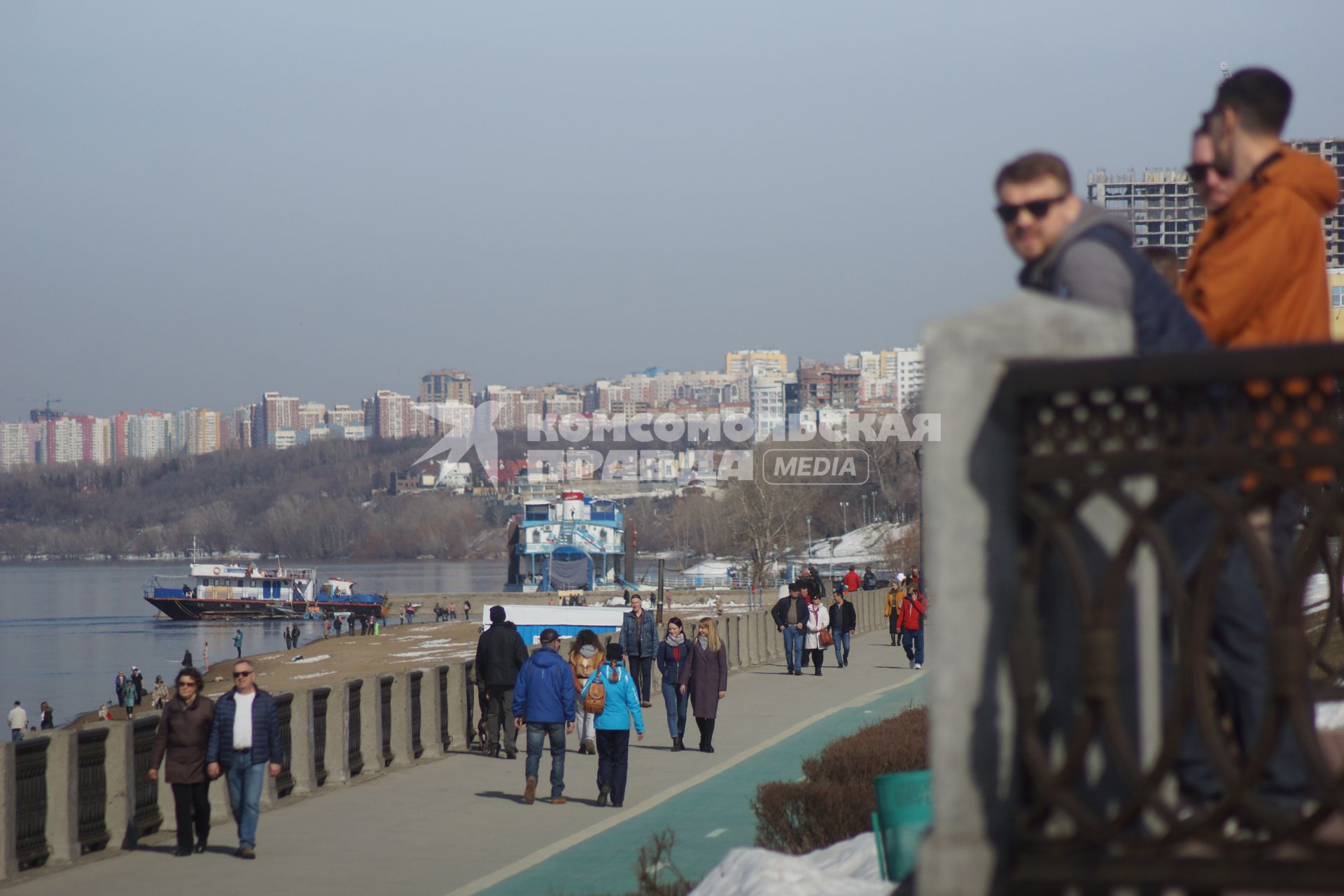 Самара.  Горожане гуляют по набережной.