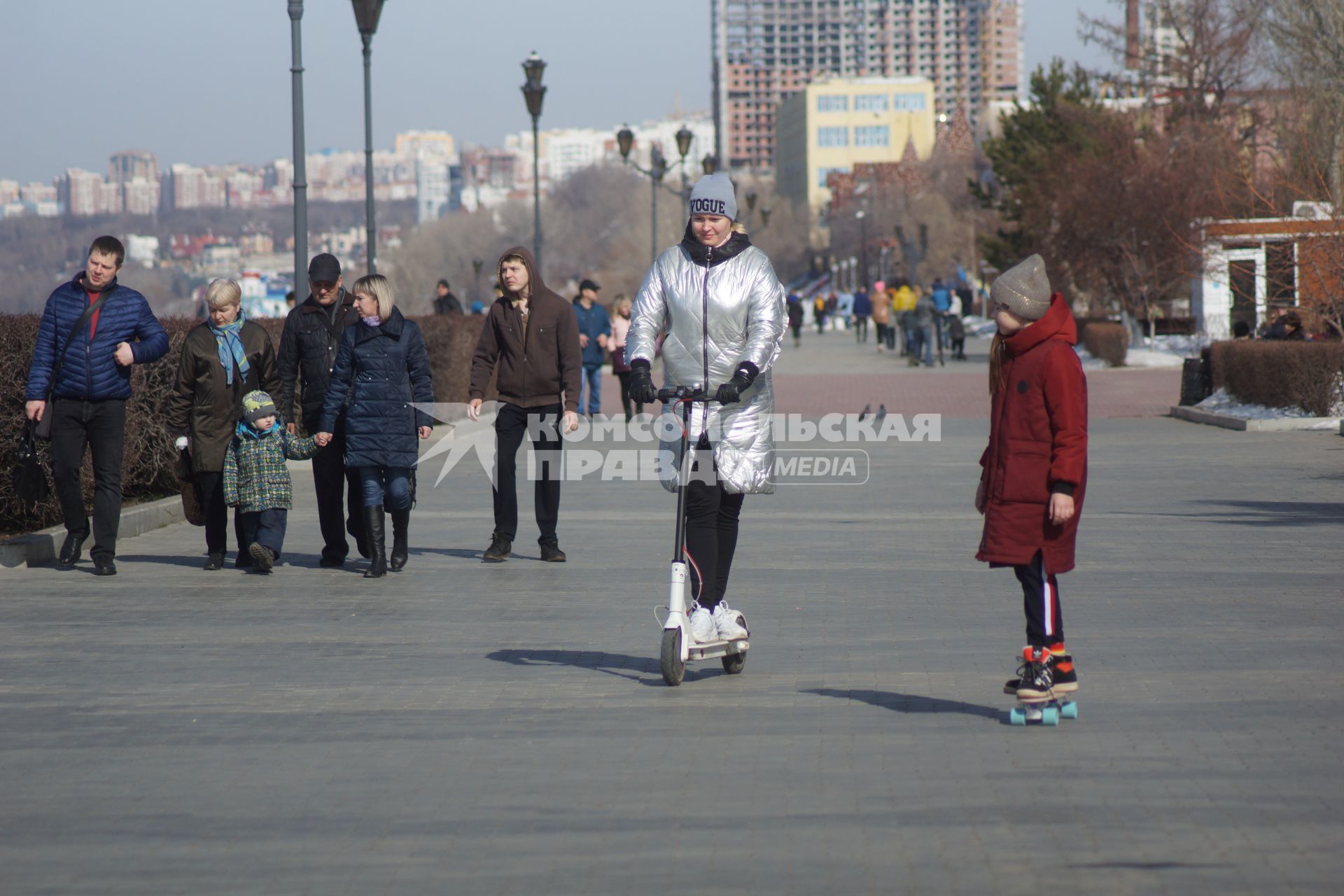 Самара.  Горожане гуляют по набережной.