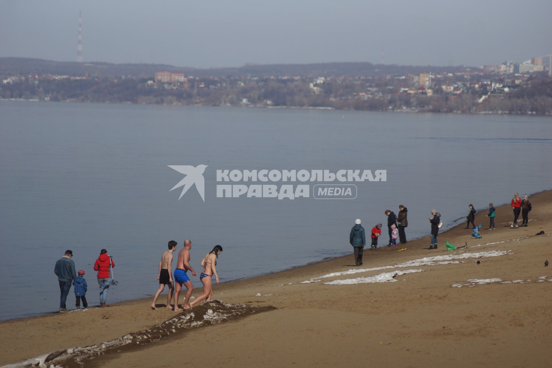 Самара.  Горожане на берегу реки.