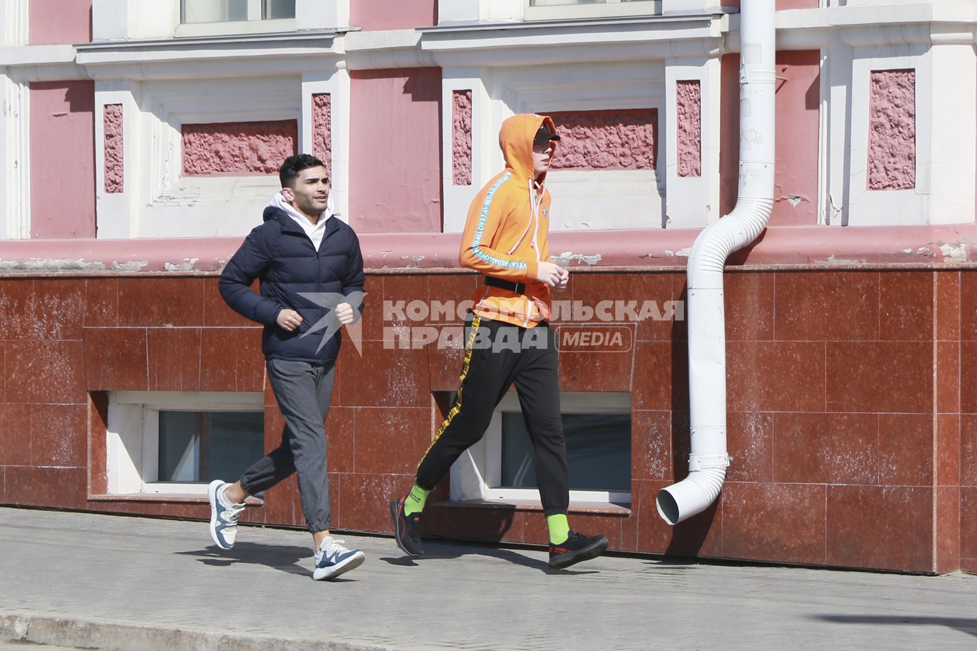 Барнаул. Молодые люди во время пробежки на улице.
