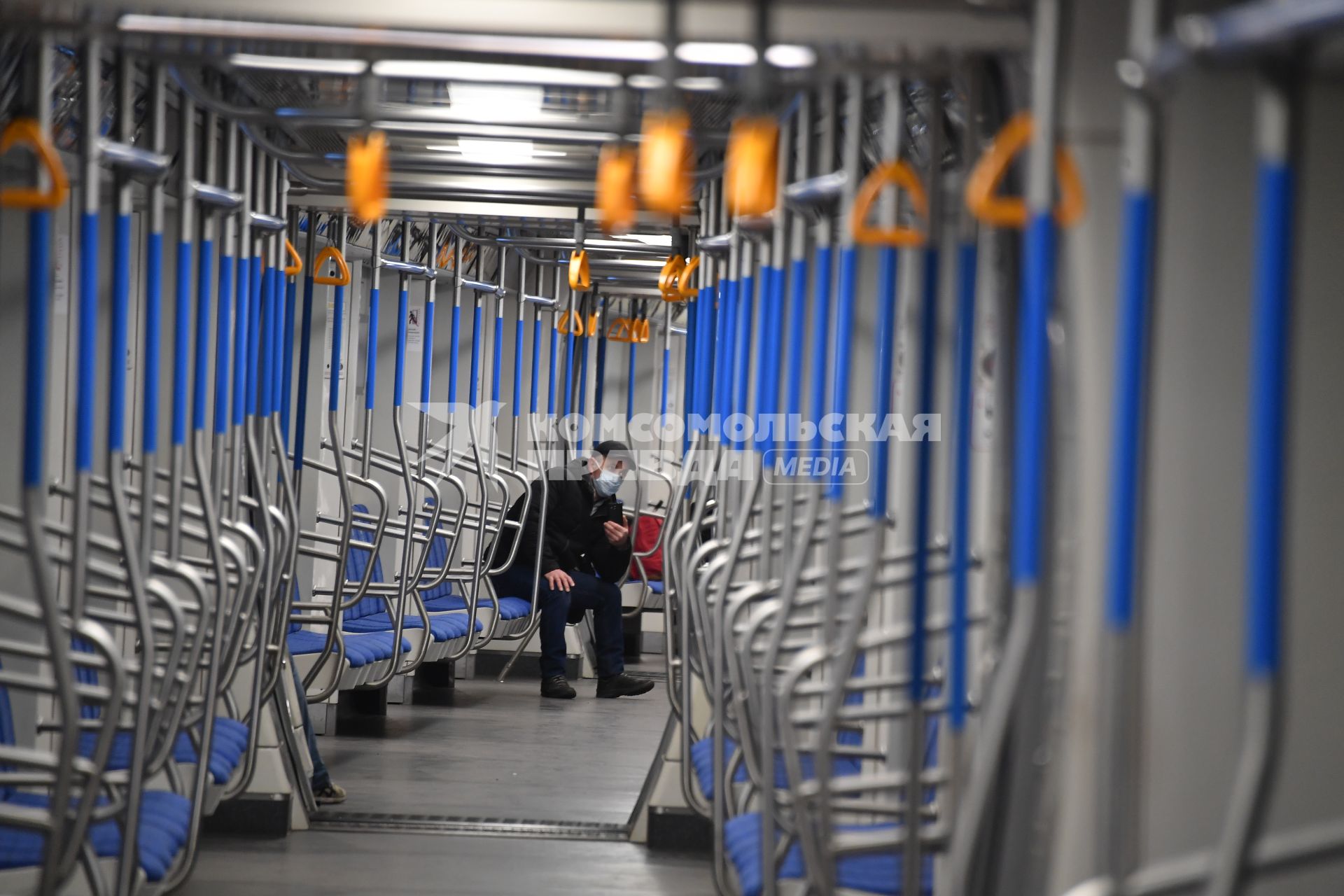 Москва.  Единичные пассажиры в вагонах метро.