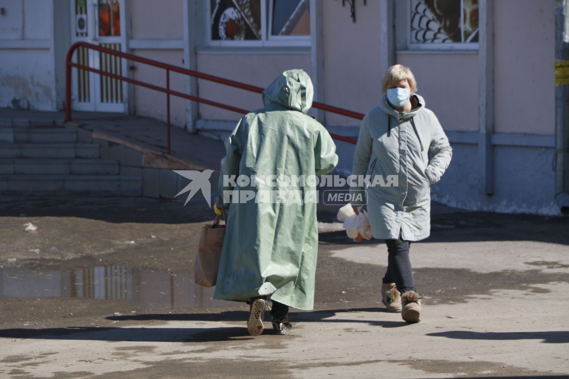 Барнаул. Женщина в плаще ОЗК  на улице.