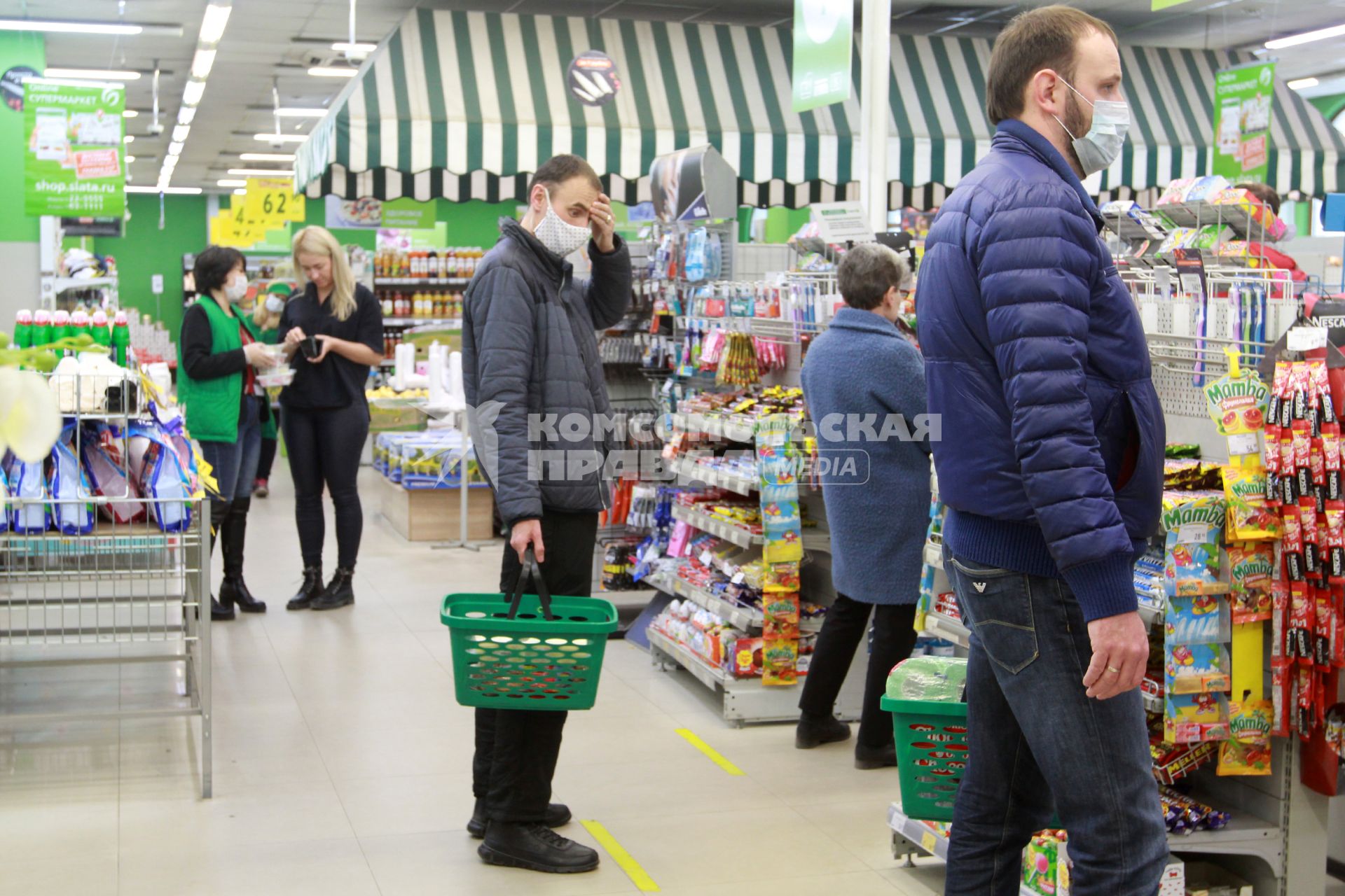 Иркутск. Покупатели в супермаркете.