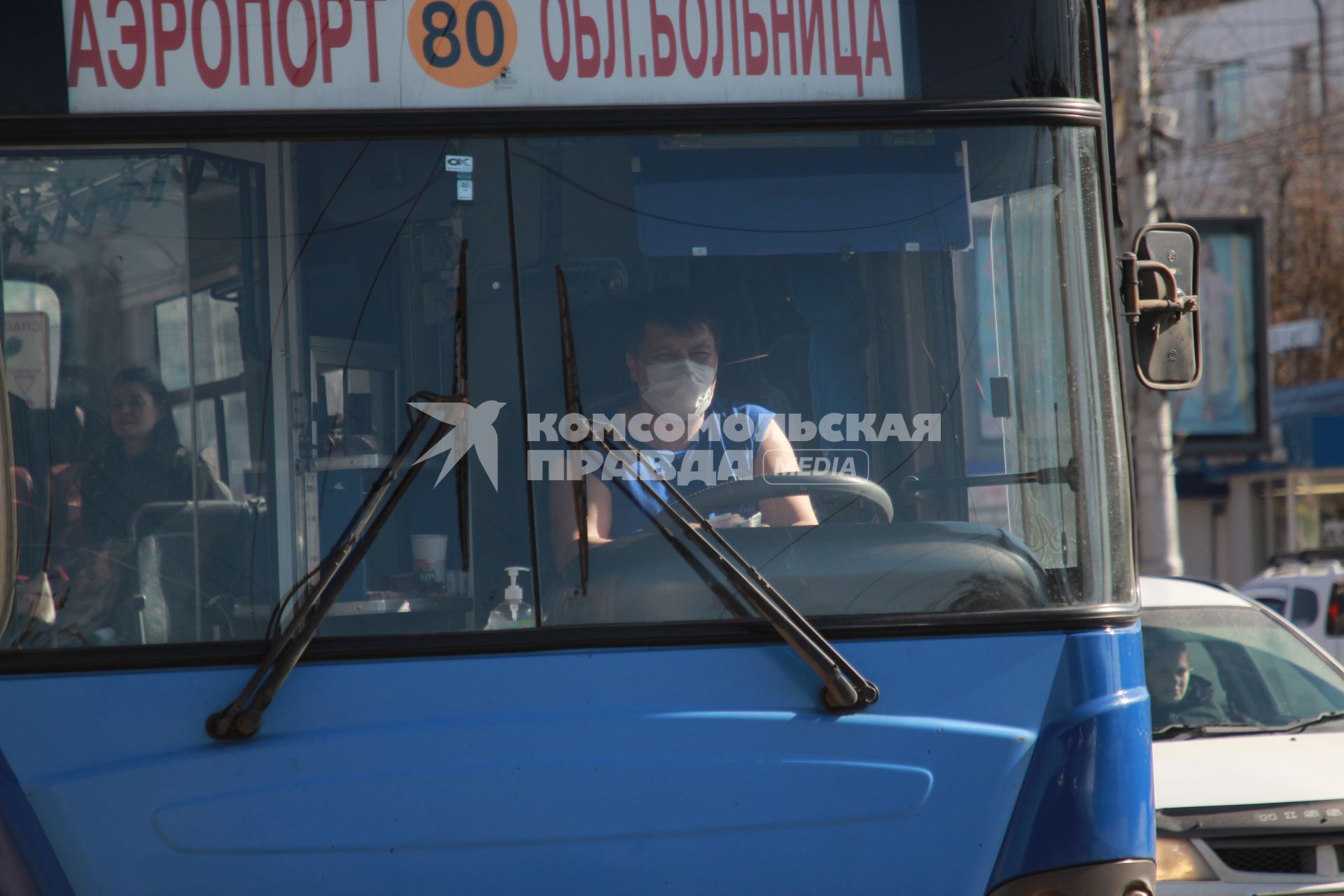 Иркутск. Водитель автобуса в медицинской маске.