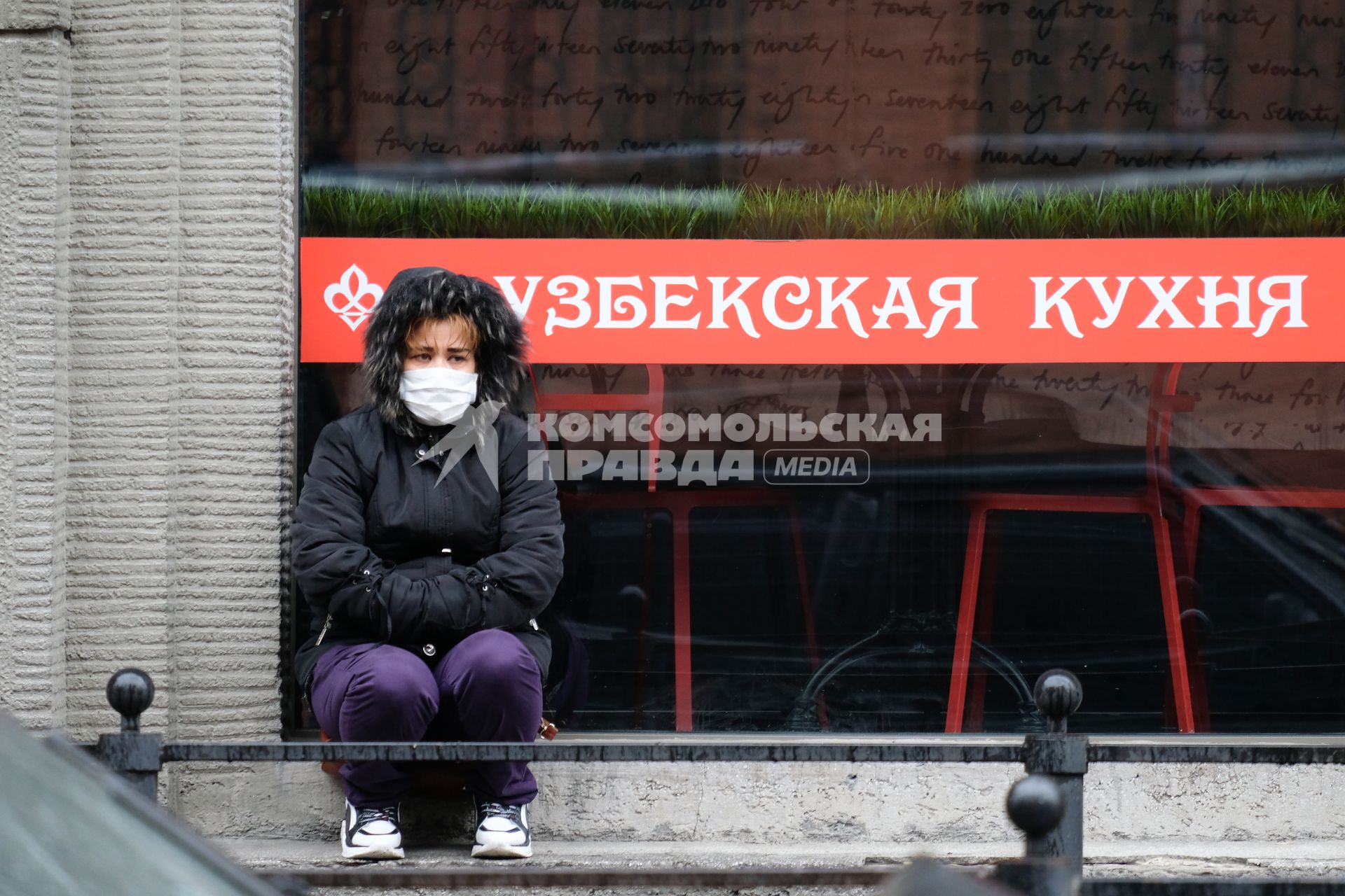 Санкт-Петербург. Эмигранты в очереди  у Федеральной миграционной службы (ФМС).