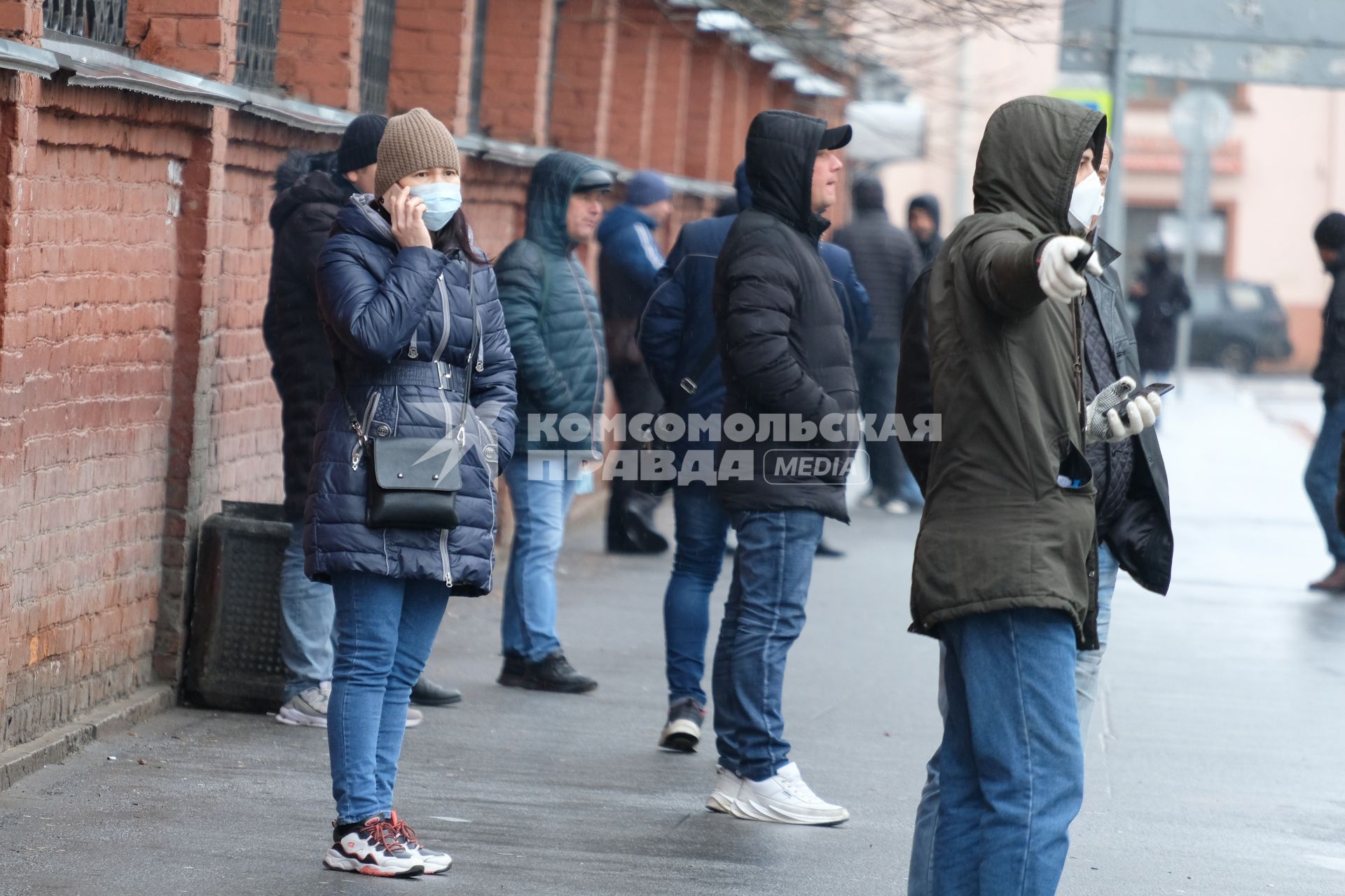 Санкт-Петербург. Эмигранты в очереди  у Федеральной миграционной службы (ФМС).