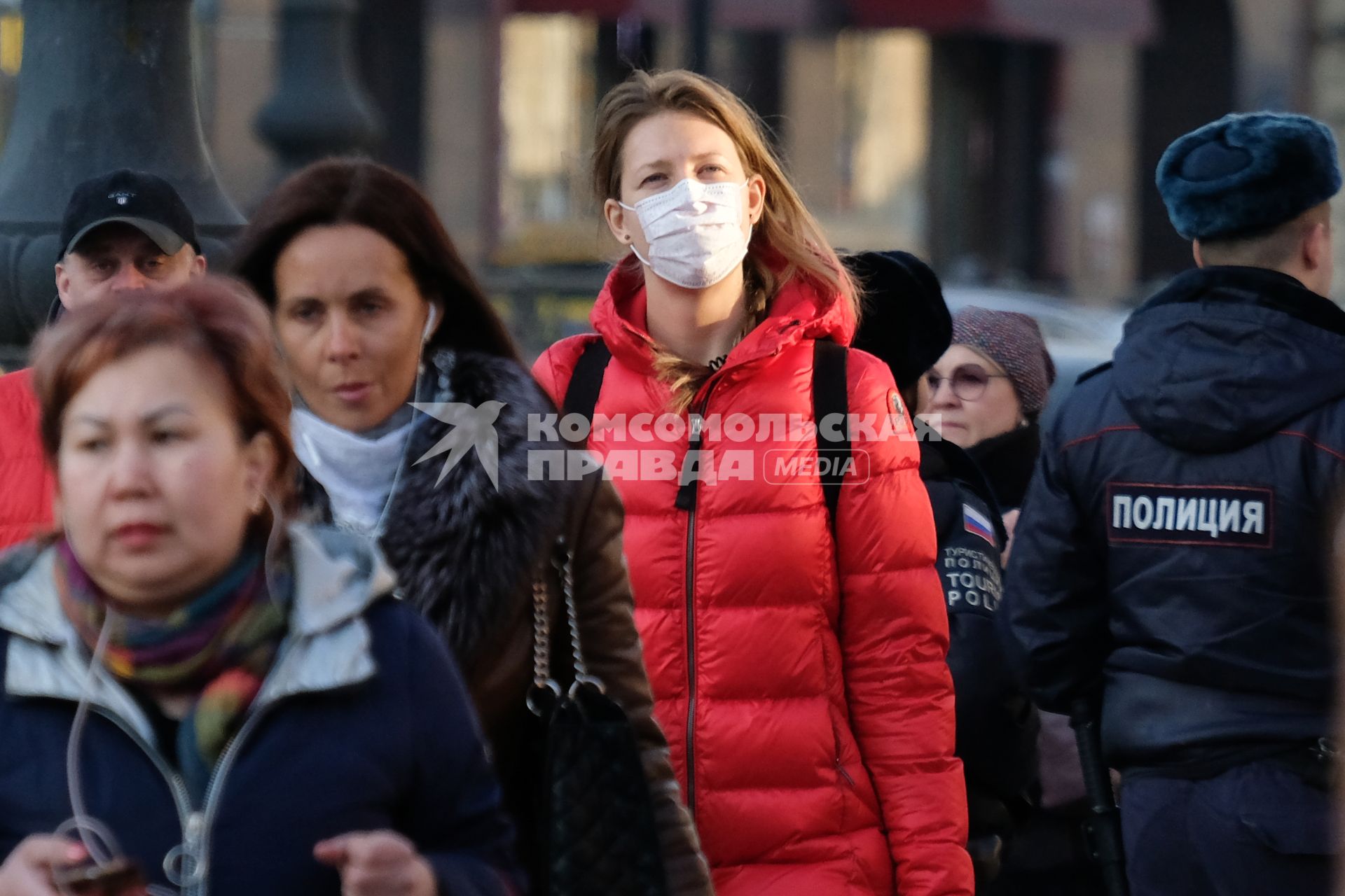 Санкт-Петербург. Девушка в медицинской  маске  на улице города.