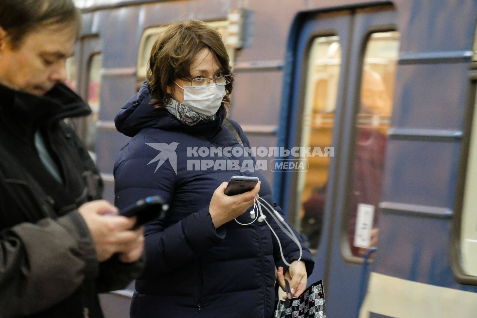 Санкт-Петербург. Женщина в медицинской маске в общественном  транспорте.